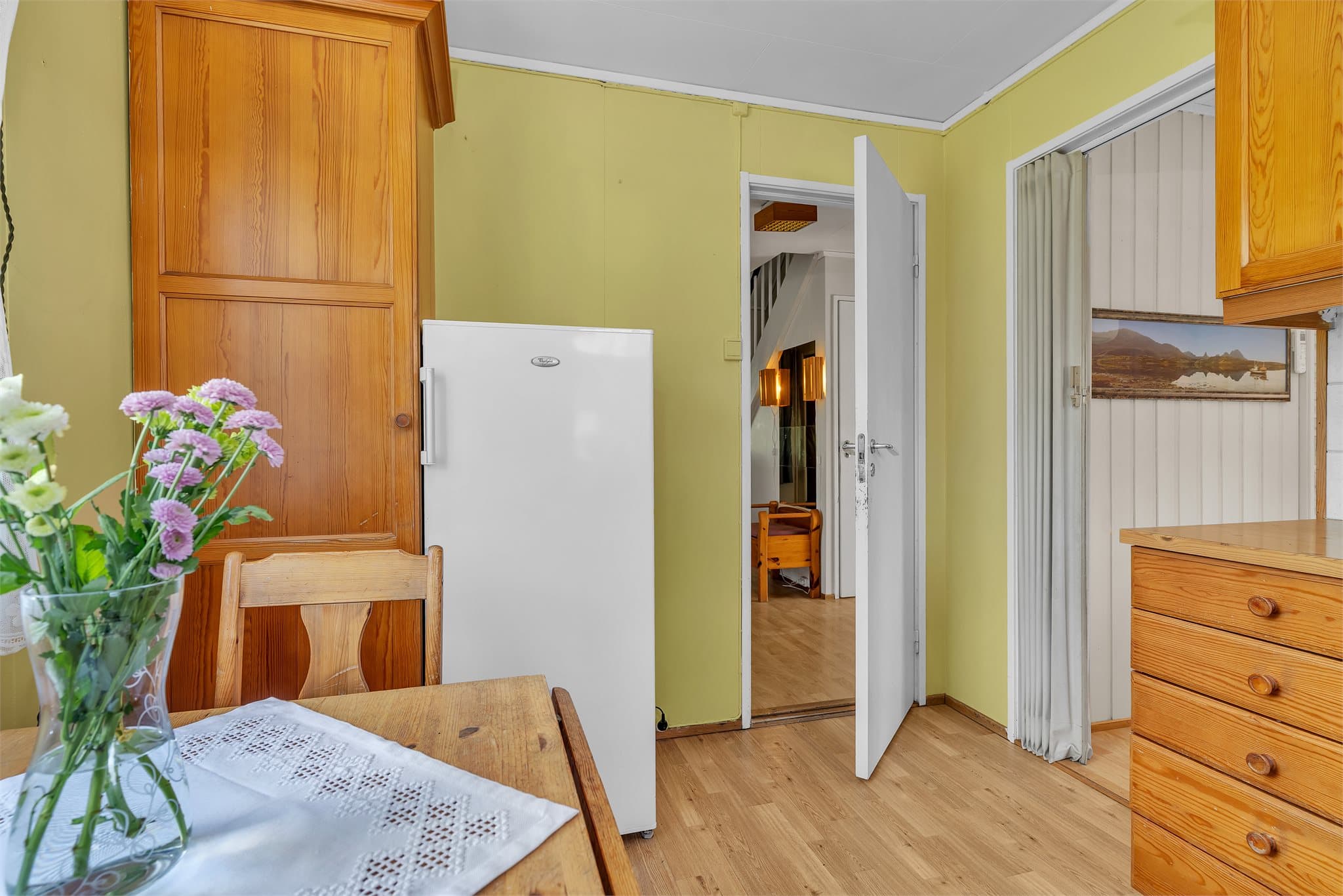 Kjøkkenet er utstyrt med komfyr med ventilator og plass til frittstående kjøleskap.