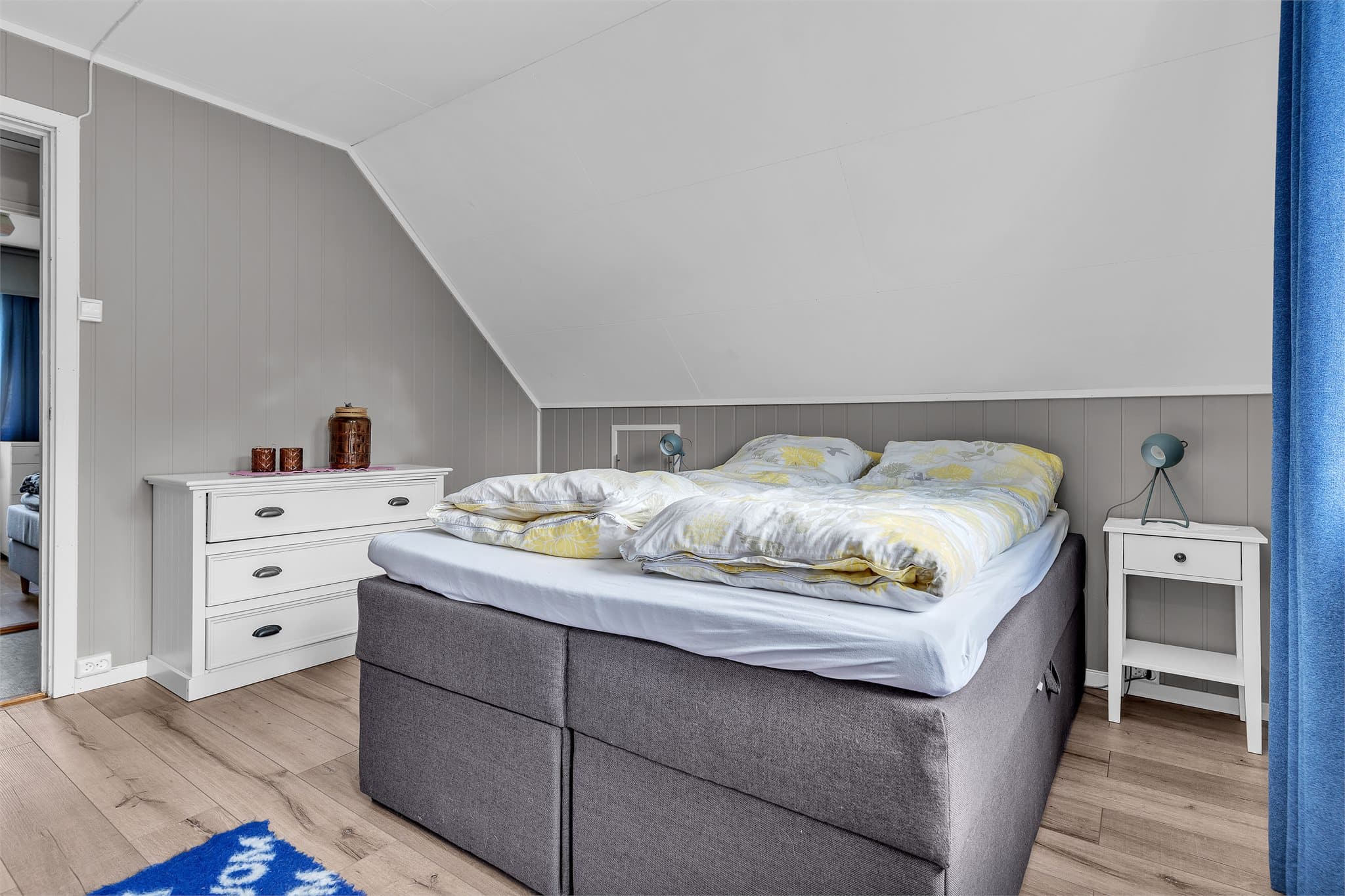 Soverommet har plass til dobbeltseng og kommode.