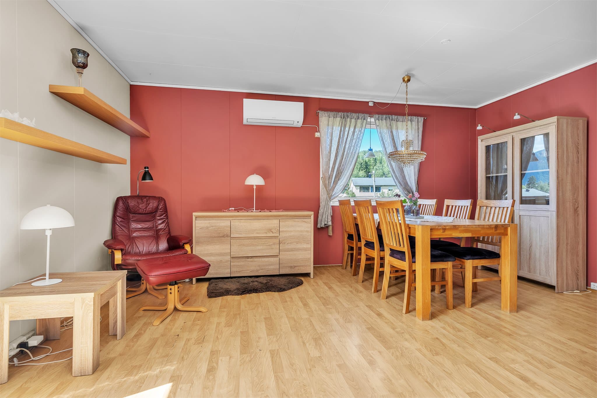 Spisestuen har god plass til langbord for sosiale sammenkomster.