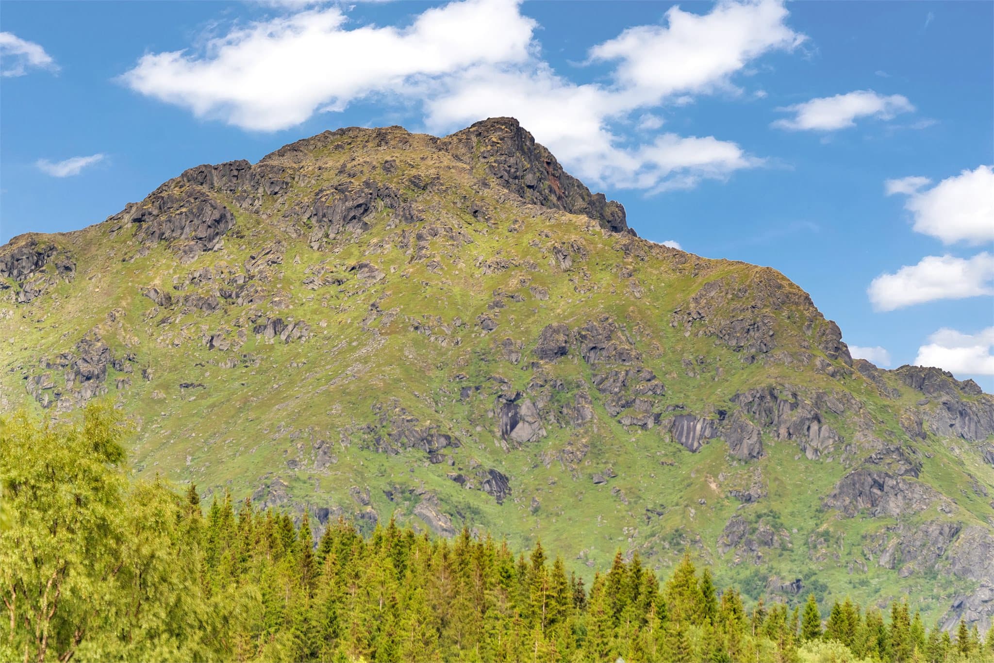 Nærhet til storslått natur med fjell og fjord.
