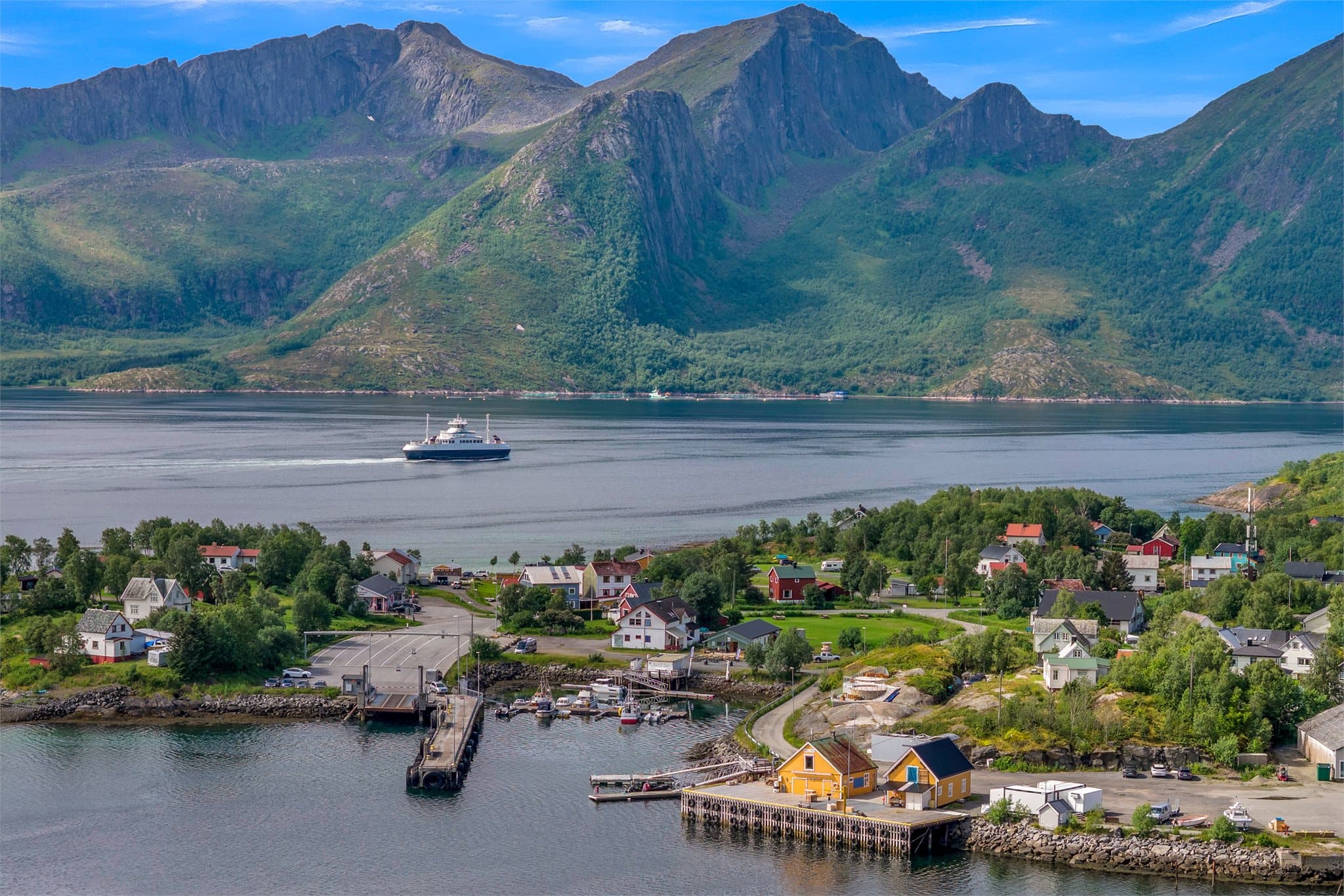 Fra Skutvik går det ferge til Svolvær, som er en viktig forbindelse til Lofoten om sommeren.