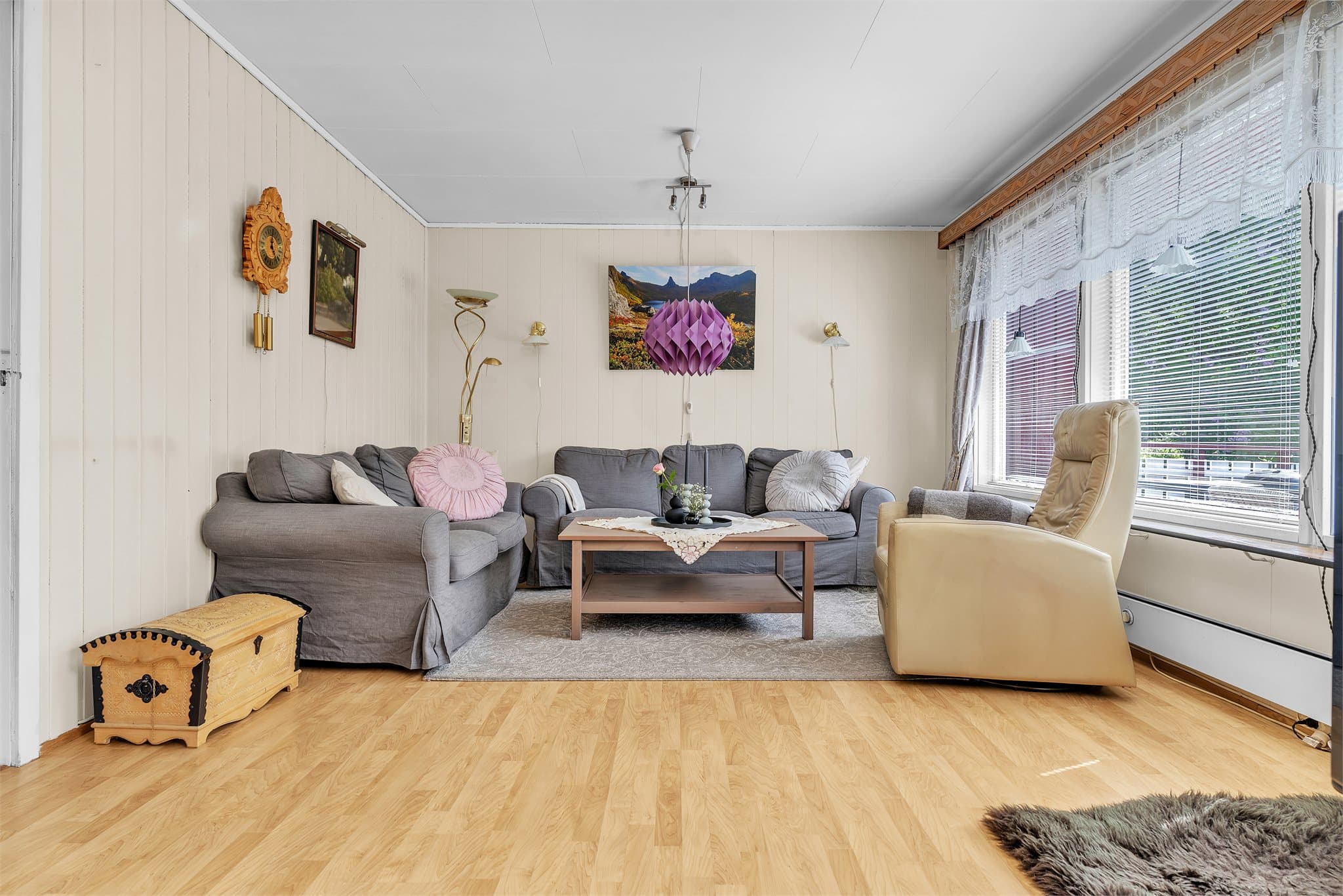Stuen har god plass til en romslig sofagruppe.