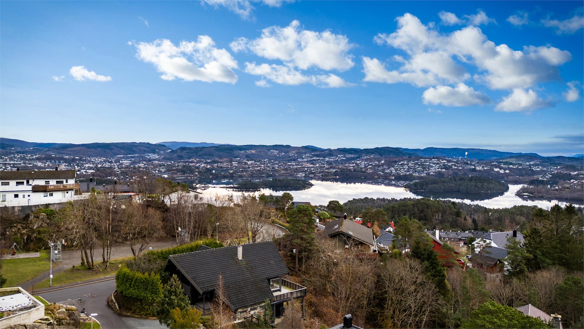 - Romslig tomt som måler 943,1m² med gode sol- og utsiktsforhold -