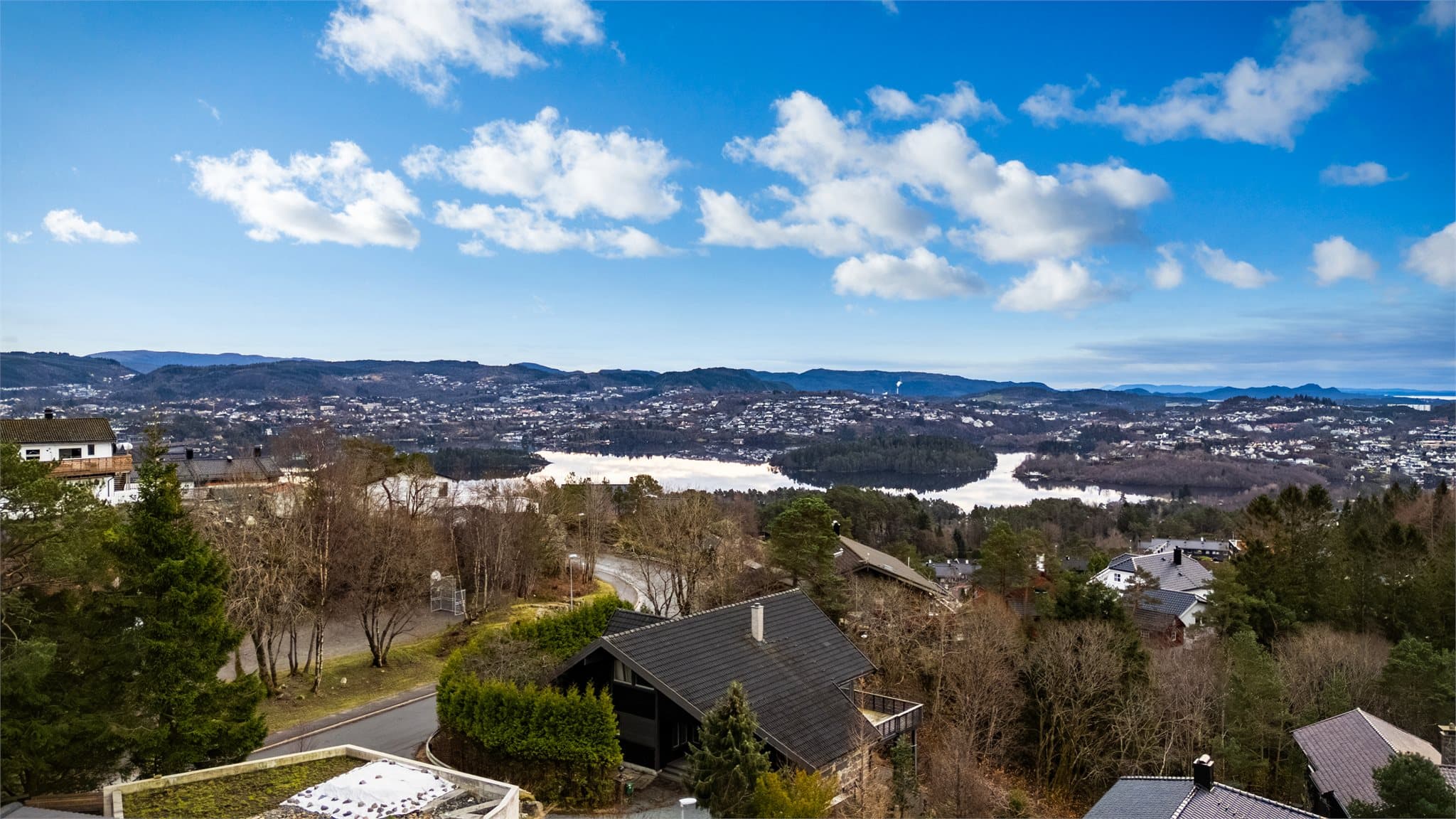 - Her får du blant annet garasje med el-lader, egen utleiedel og store altanarealer -