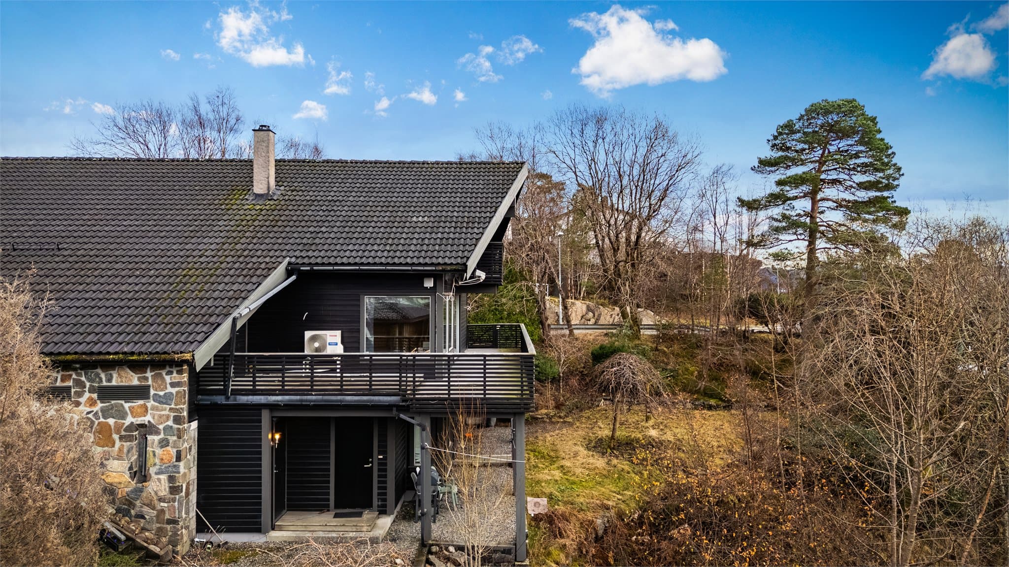 - Emera eiendomsmegling v/Erlend Stokmo har gleden av å presentere Tjørnhaugen 76 -