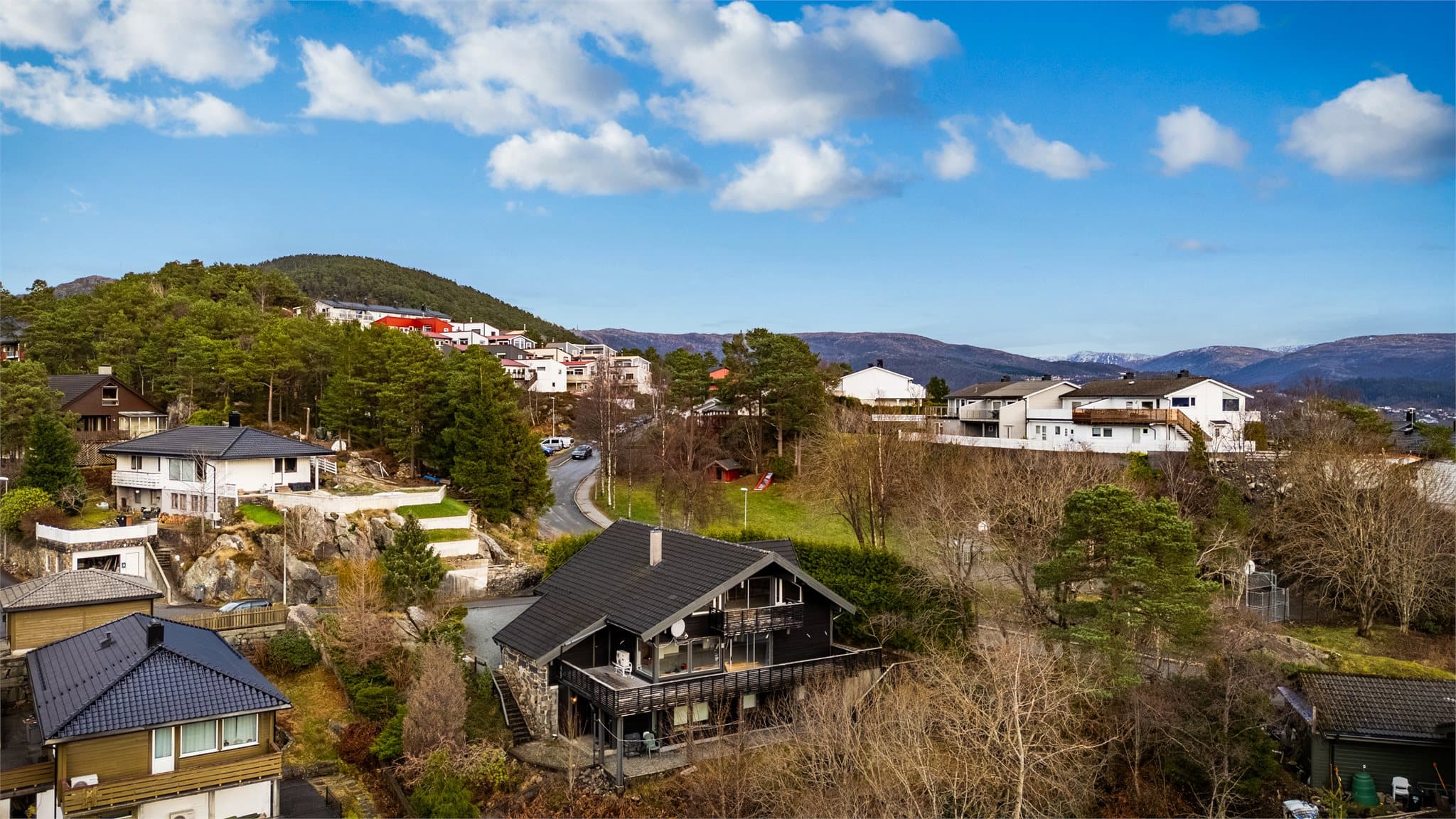 - Stor enebolig med sentral beliggenhet i et veletablert og familievennlig område på Bønes -