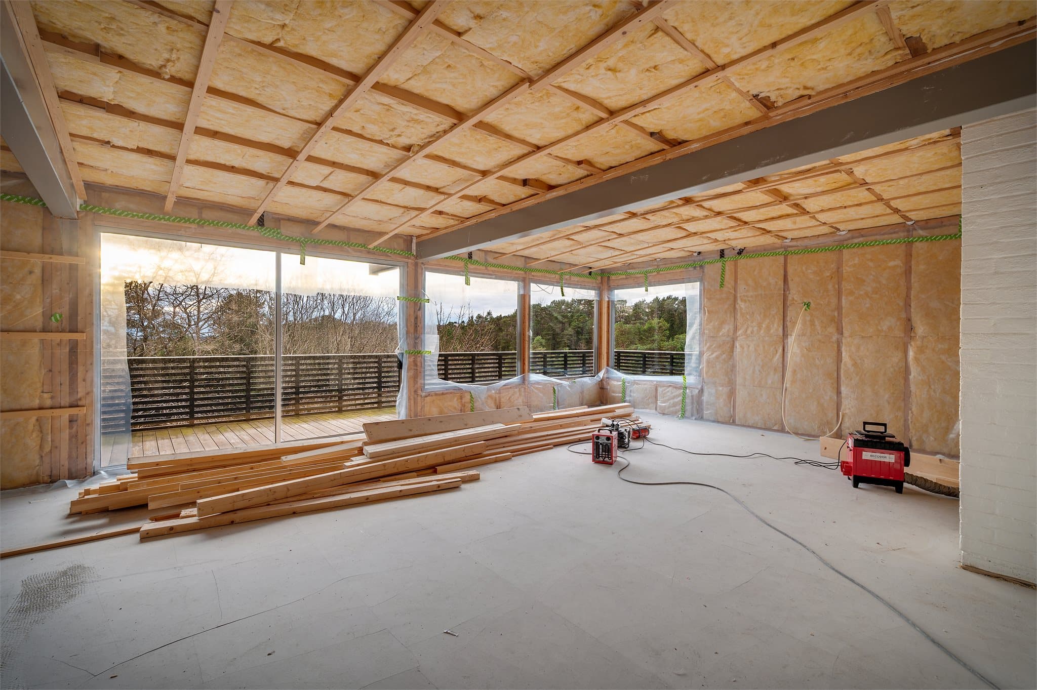 - Generøse vindusflater som slipper inn rikelig med naturlig lys -