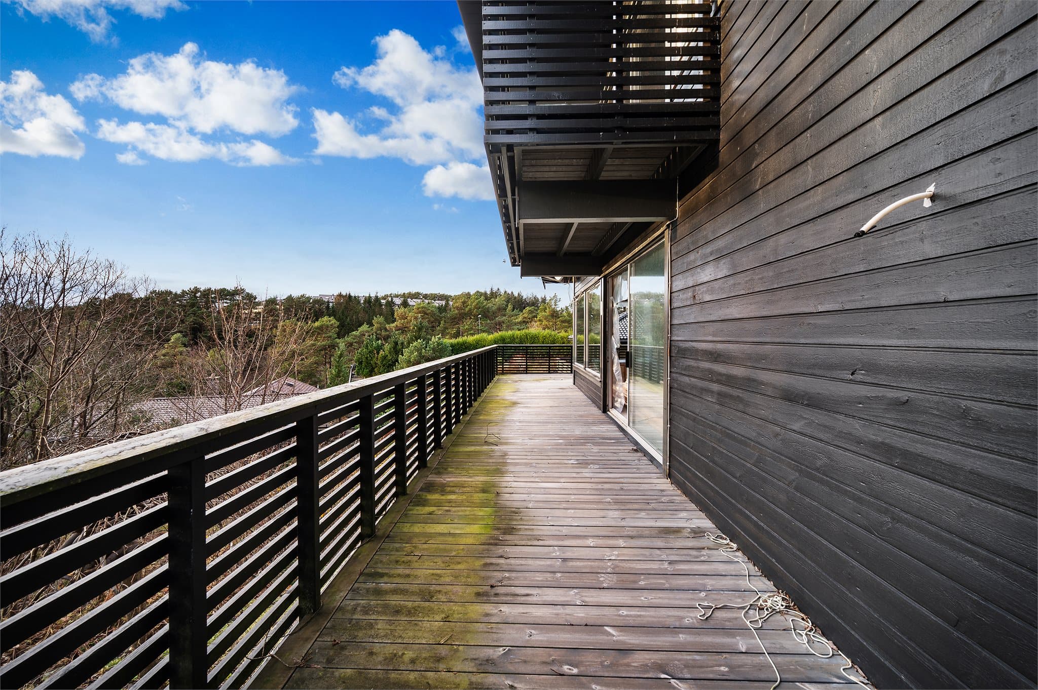 - Altanen måler 50m² og har god plass til utemøbler -