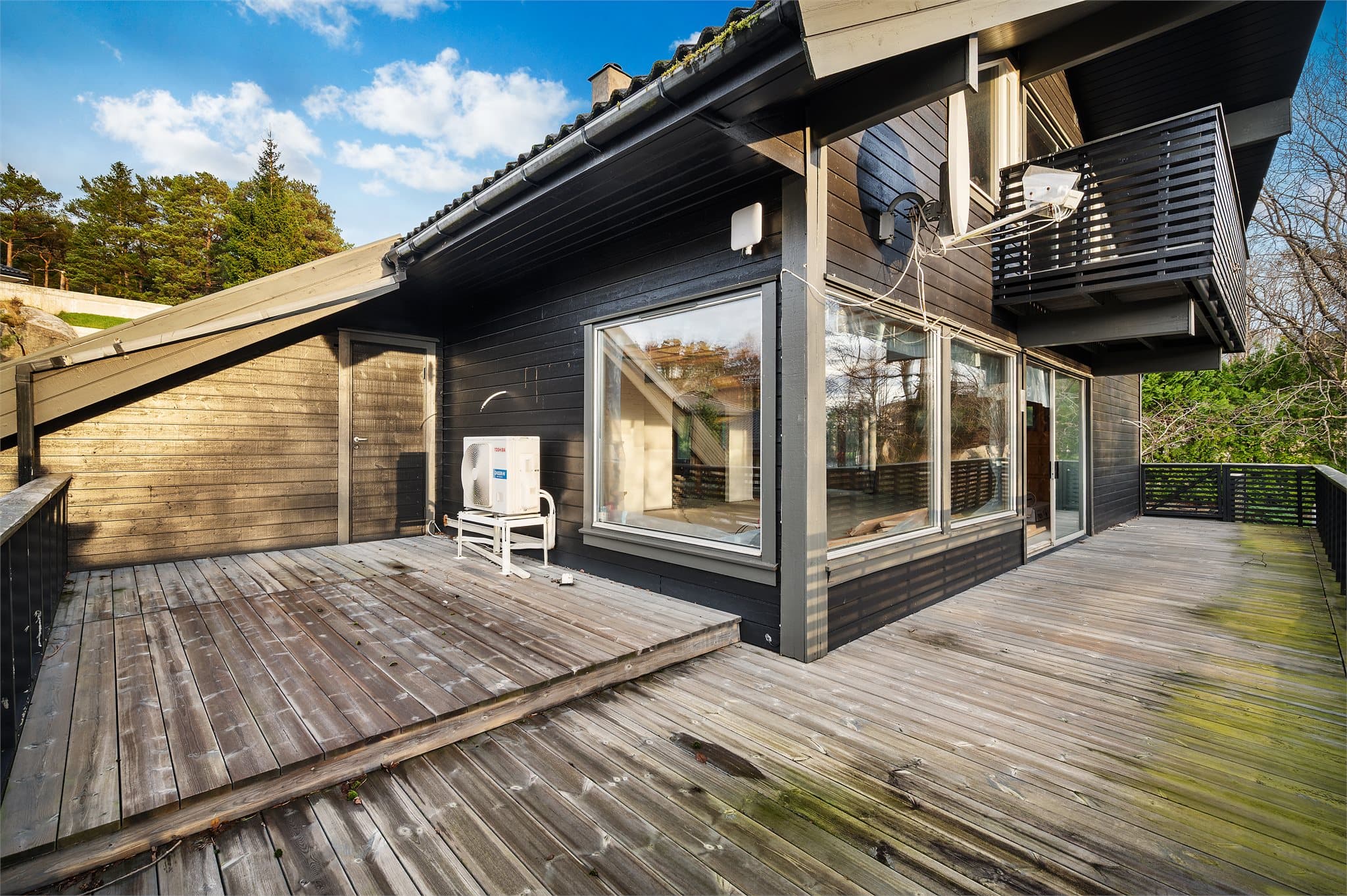 - Emera eiendomsmegling v/Erlend Stokmo har gleden av å presentere Tjørnhaugen 76 -