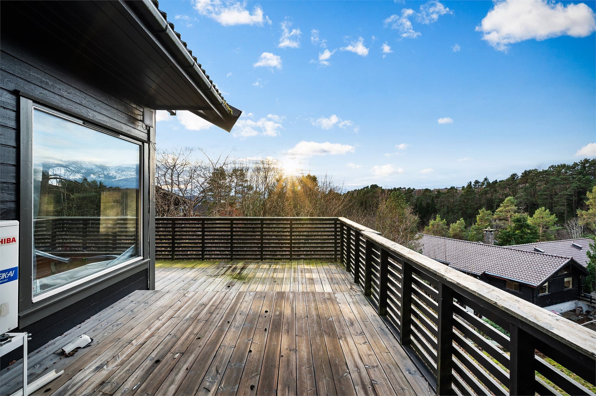 - Emera eiendomsmegling v/Erlend Stokmo har gleden av å presentere Tjørnhaugen 76 -