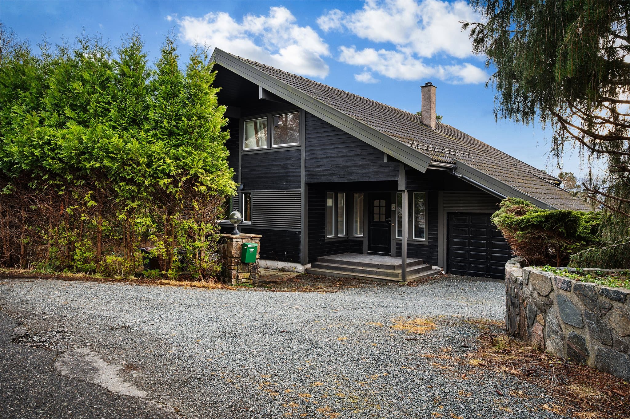 - Emera eiendomsmegling v/Erlend Stokmo har gleden av å presentere Tjørnhaugen 76 -