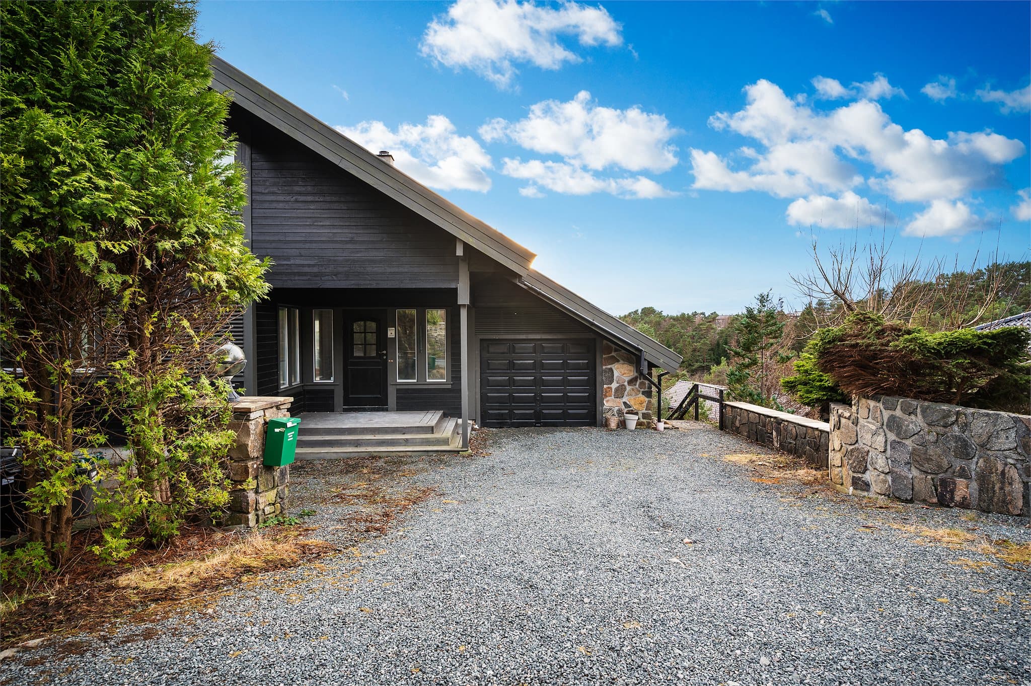 - Emera eiendomsmegling v/Erlend Stokmo har gleden av å presentere Tjørnhaugen 76 -