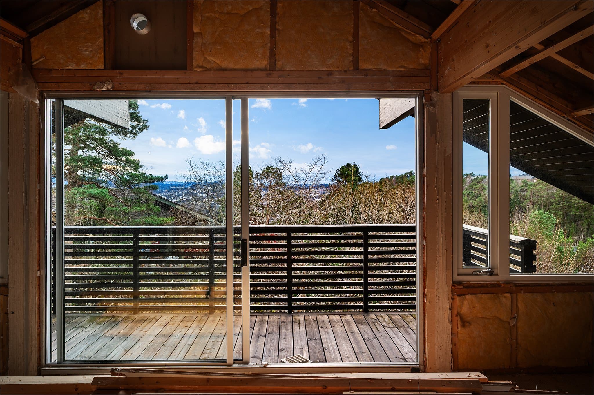 - Emera eiendomsmegling v/Erlend Stokmo har gleden av å presentere Tjørnhaugen 76 -