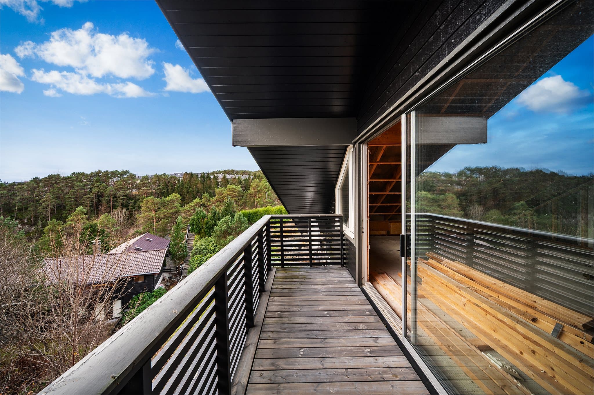 - Emera eiendomsmegling v/Erlend Stokmo har gleden av å presentere Tjørnhaugen 76 -