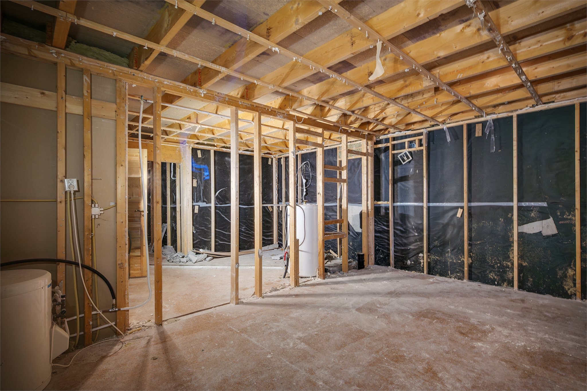 - Underetasjens hoveddel er også revet ned til bjelkelag og underliggende konstruksjon -