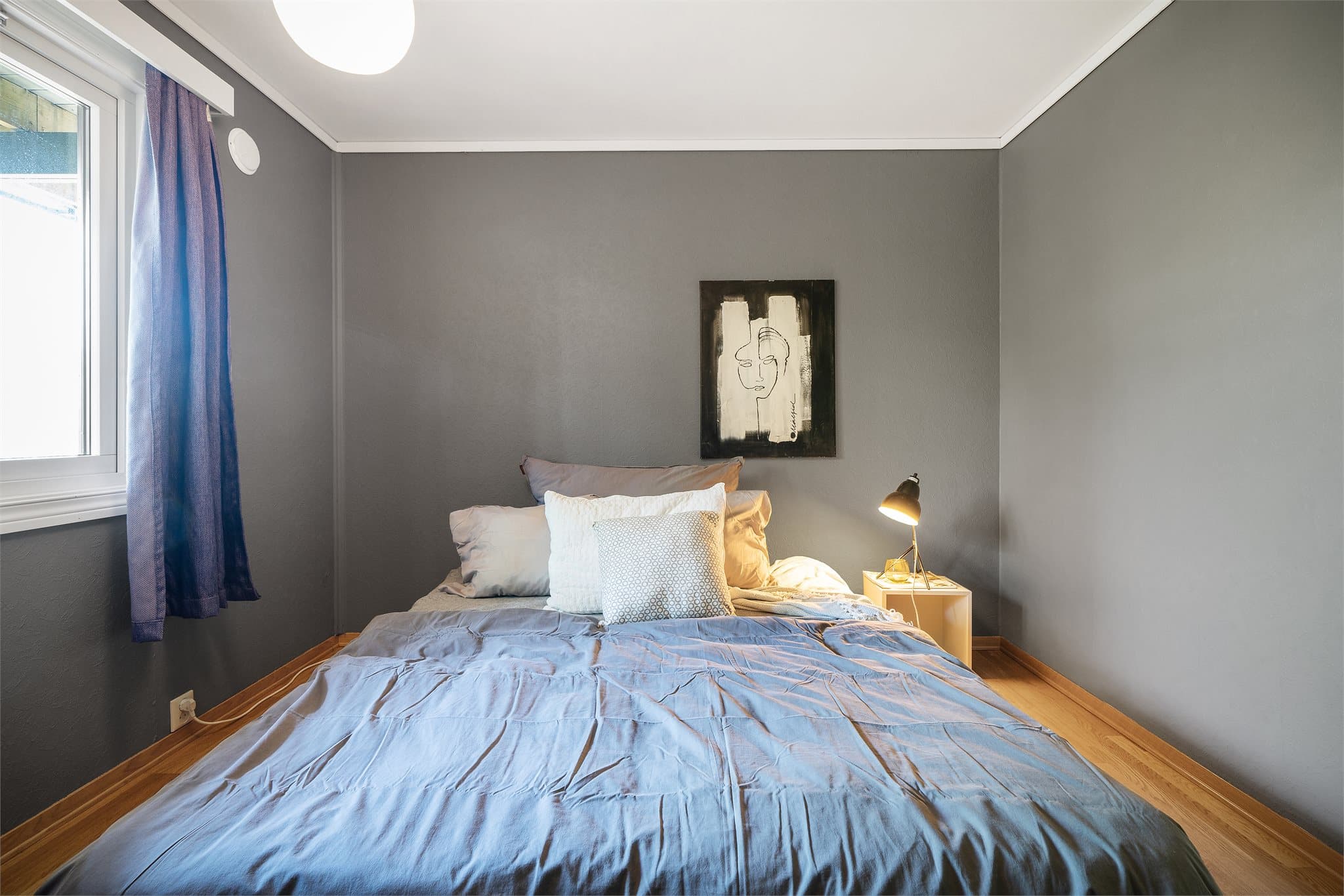 - Her har man god plass til dobbeltseng i ønsket størrelse og tilhørende møblement -