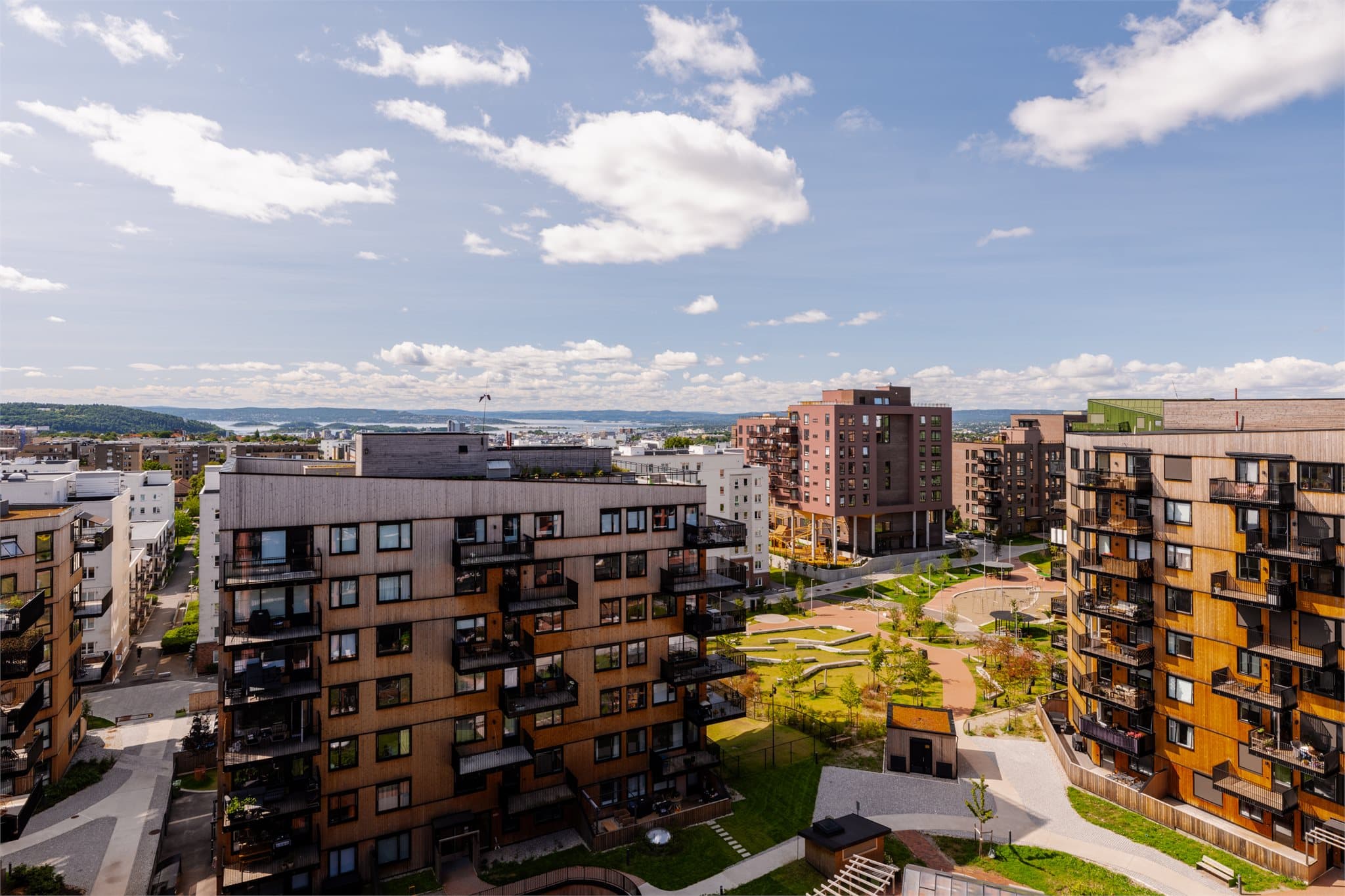 Fellesfasilitetene er svært gode og inkluderer både innvendig og utvendig sykkelparkering, ladeskap for elsykkelbatterier og et praktisk hobbyrom i parkeringskjelleren.