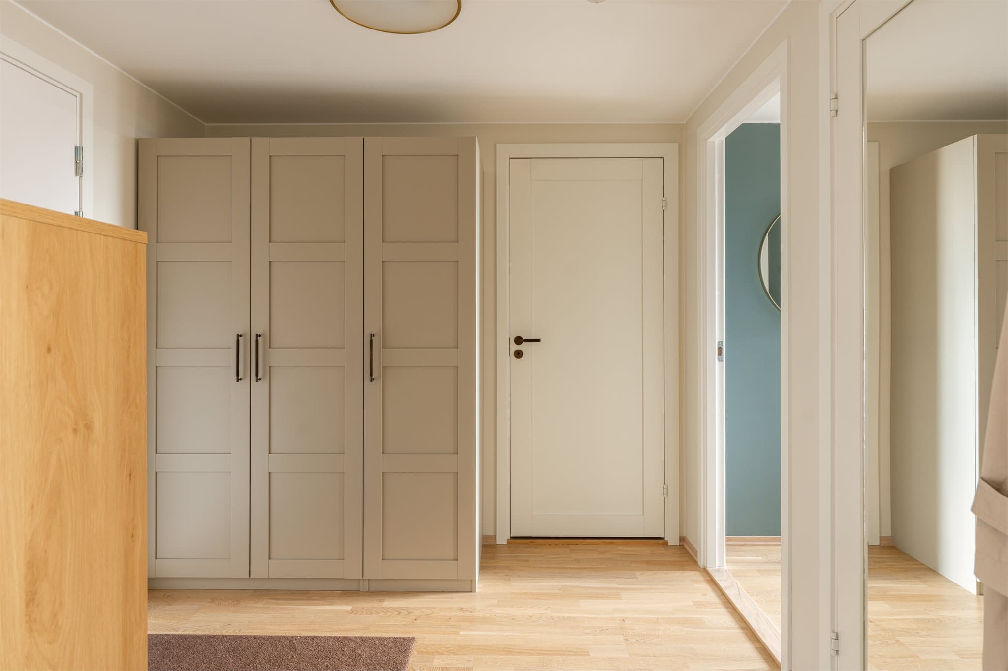 God plass til yttertøy i garderobeskap som medfølger i tillegg til innvendig bod på høyre siden i bildet.