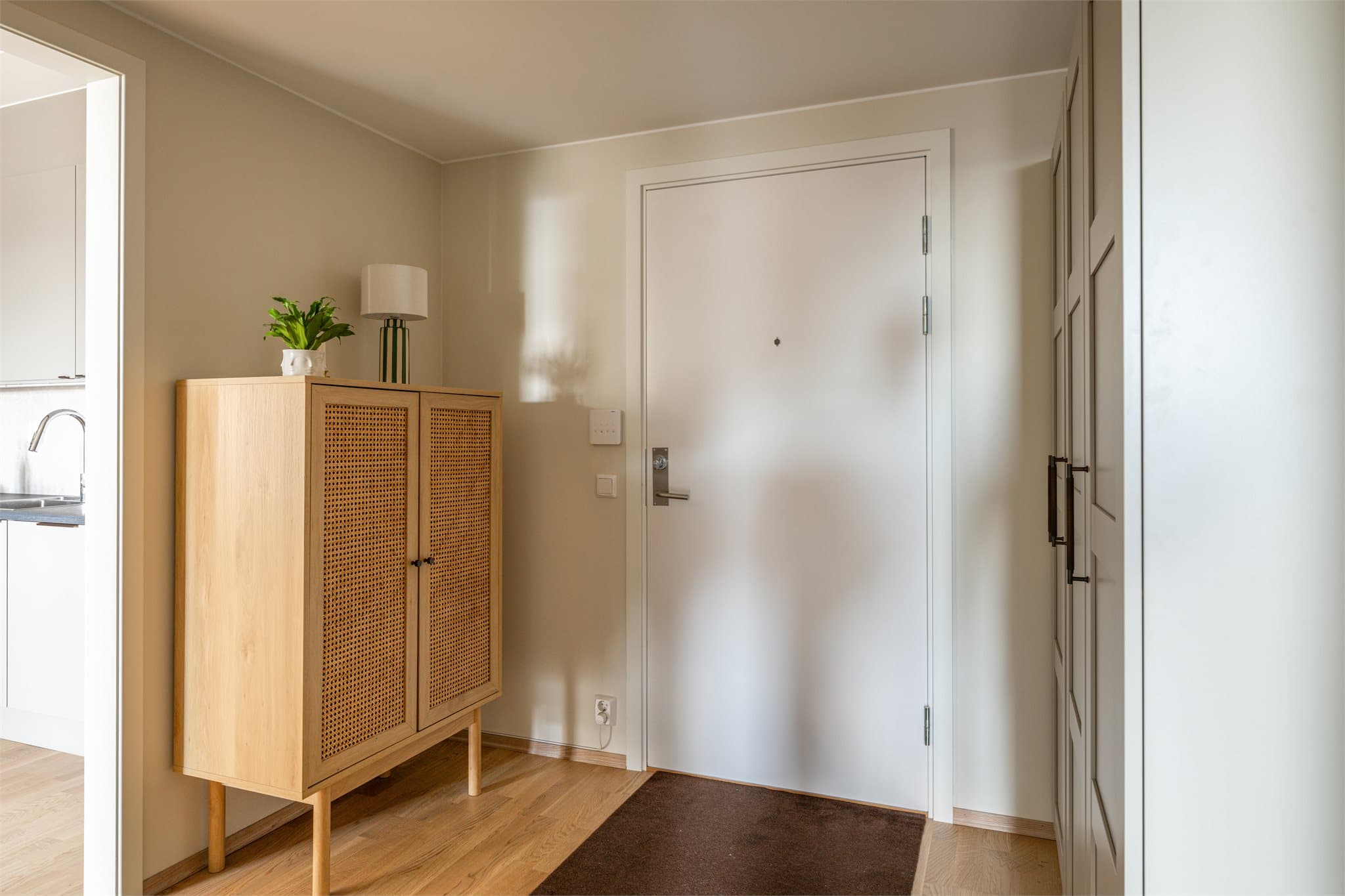 En romslig og flott entré med god plass for oppbevaring!