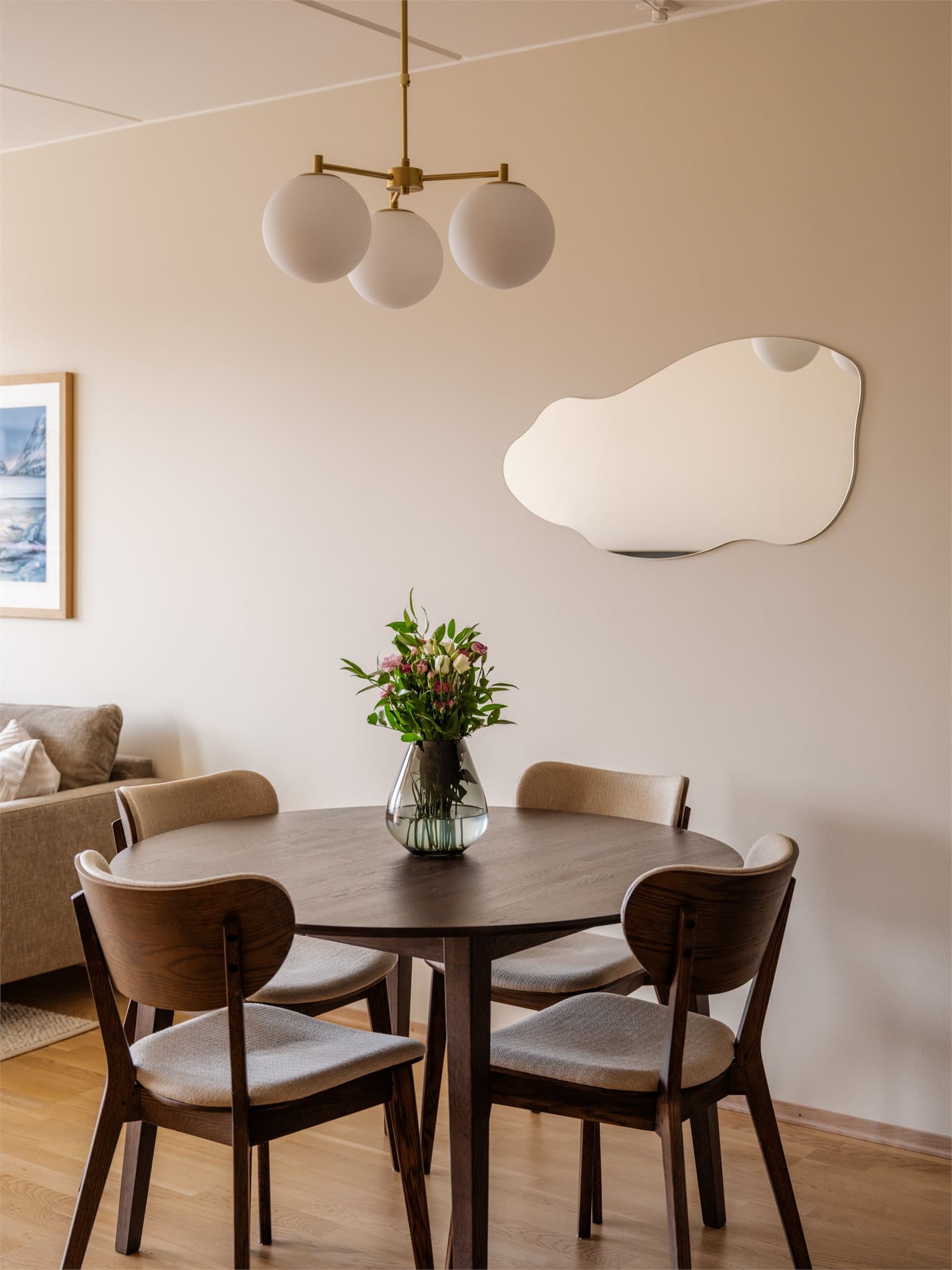 Her har du god plass til både sofa og spisebord.