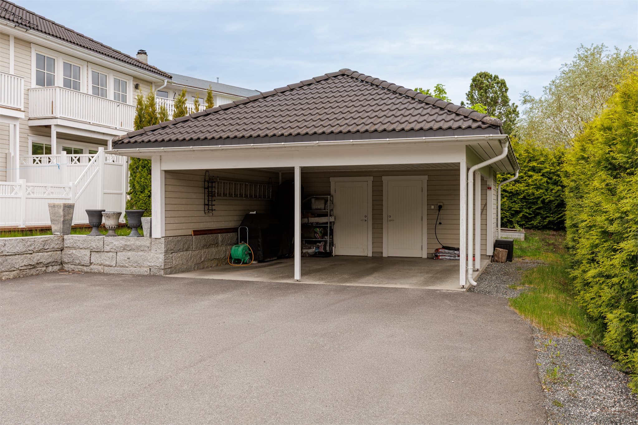 Det medfølger 1 plass i carport med elbil-lader. Innenfor carporten er det også en bod på ca. 4 kvm.