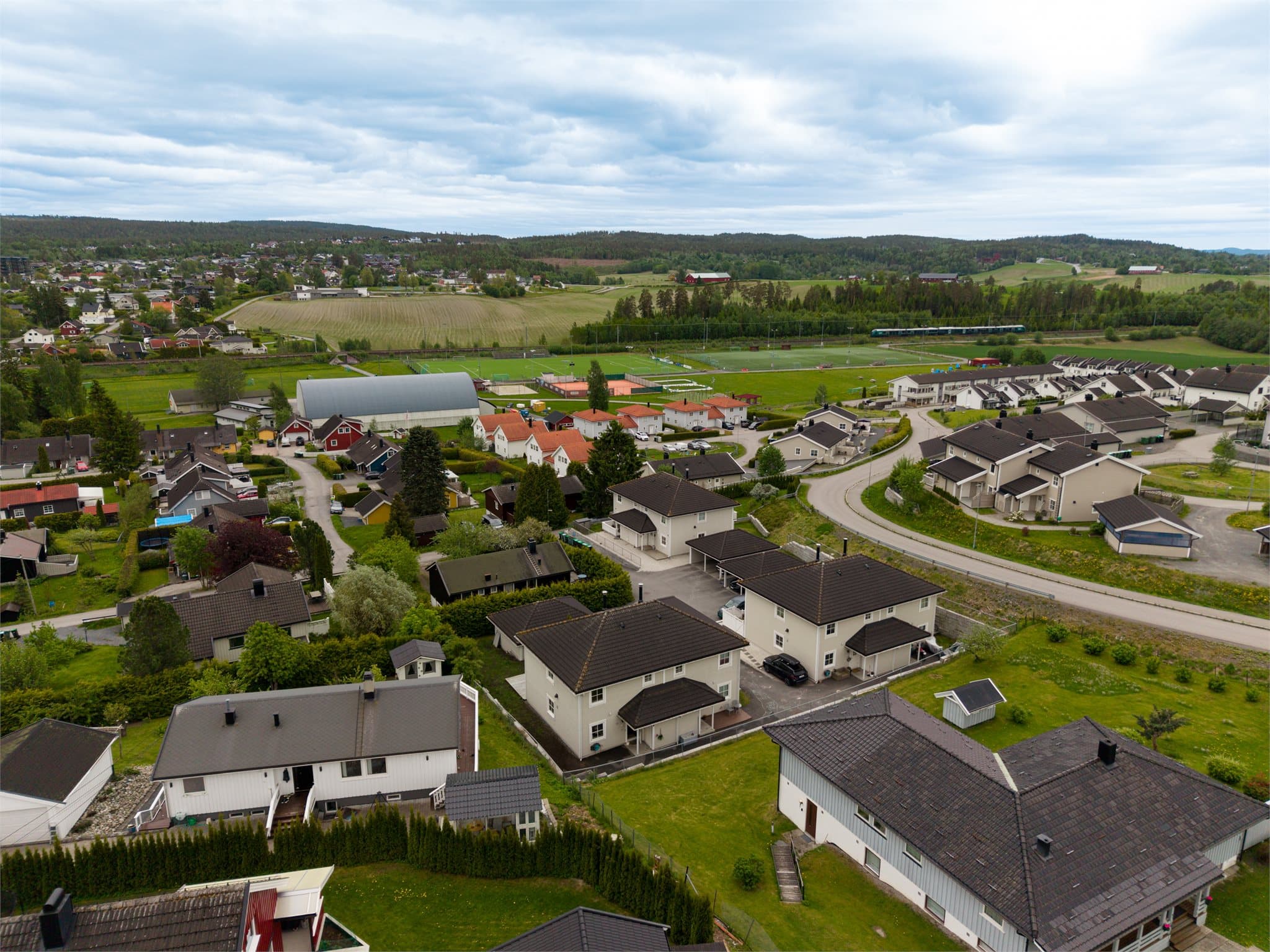 Boligen har en svært barnevennlig beliggenhet like ved barnehage, med gangavstand til skoler i alle trinn, kort vei til buss og tog, samt umiddelbar nærhet til idrettsanlegg.