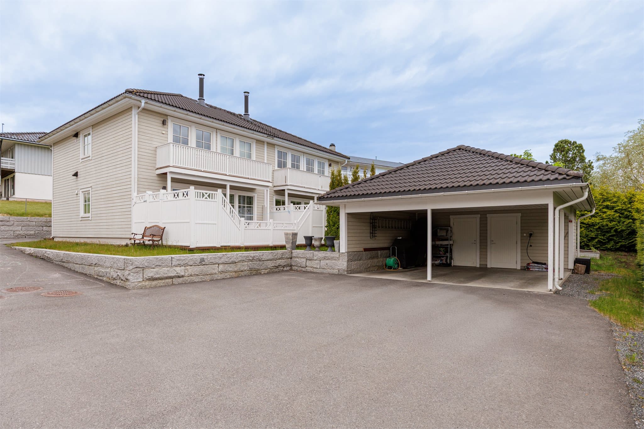 Familievennlig halvpart av tomannsbolig over to plan med tre soverom, skjermet hage og terrasse, to boder og carport.