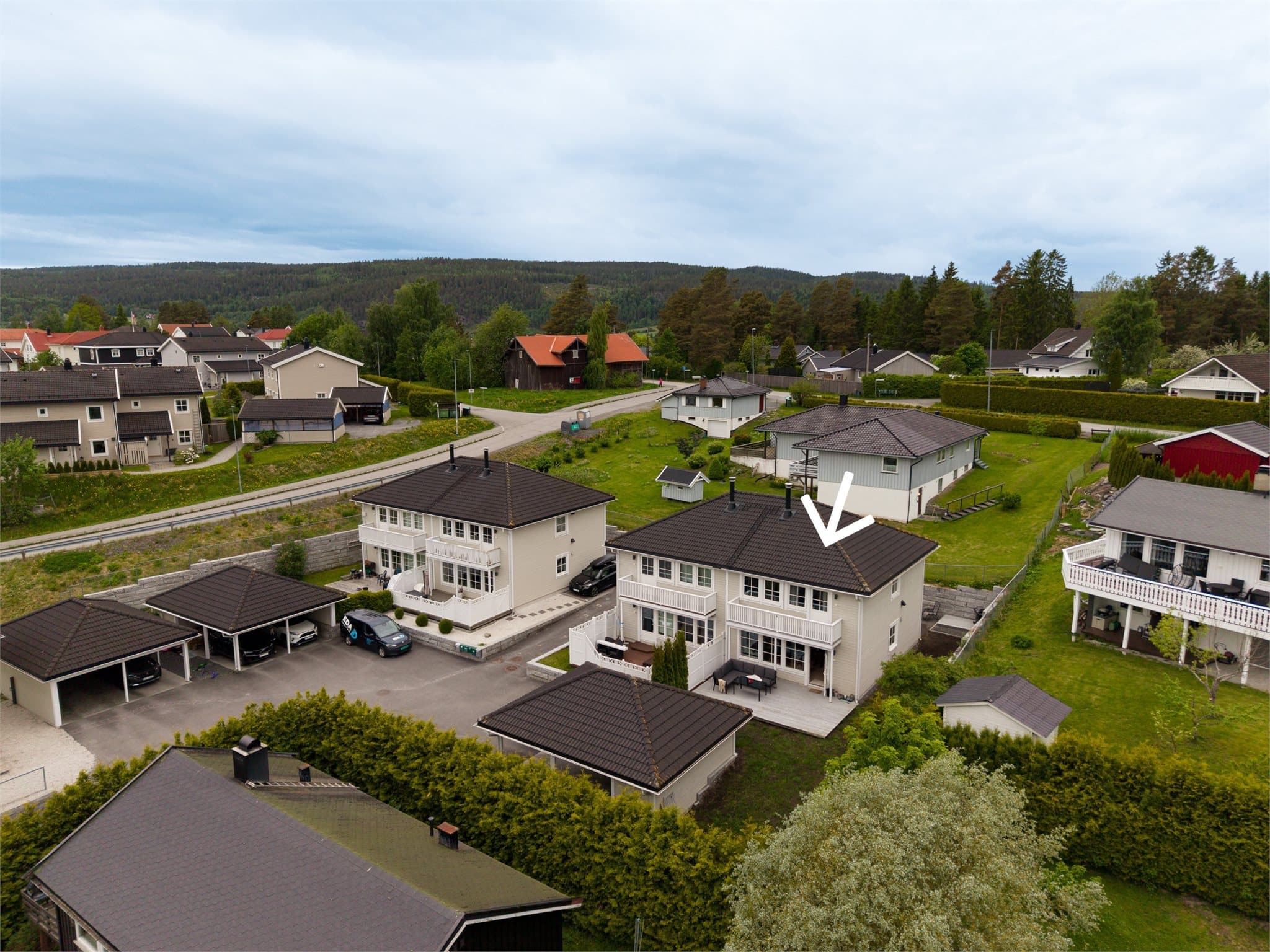 Boligen har en skjermet og meget god intern beliggenhet på enden. Området er sentralt og barnevennlig med gangavstand til det meste.