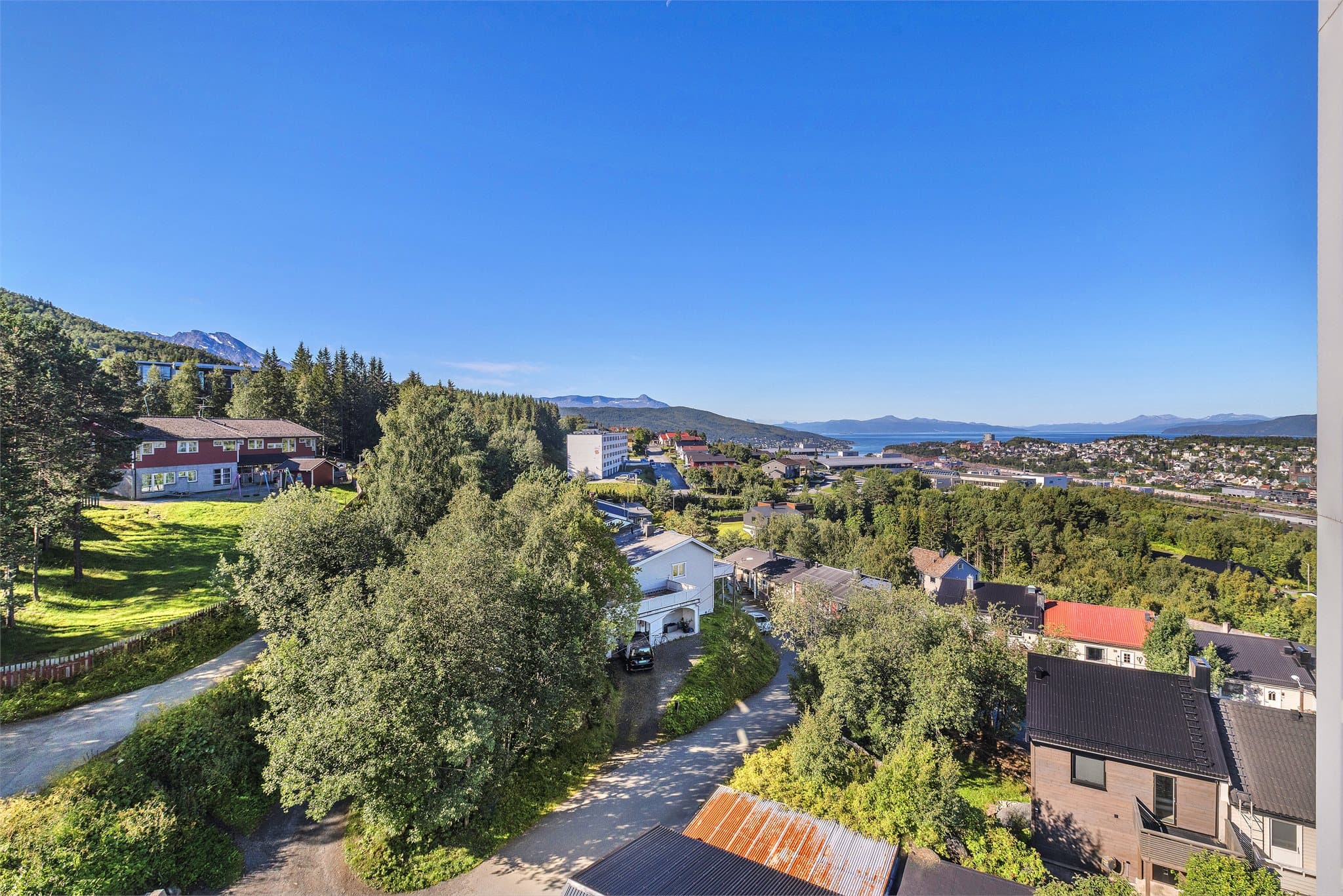 Vidstrakt utsikt over Narvik by og Ofotfjorden.