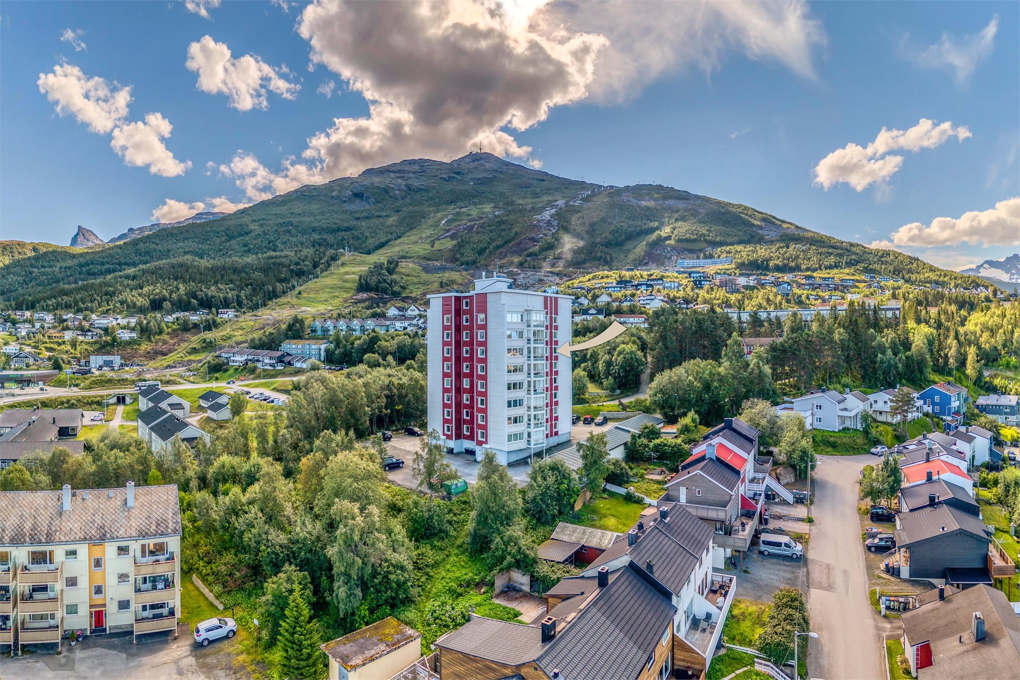 Eiendommen ligger høyt og fritt til med Narvikfjellet som nærmeste nabo.