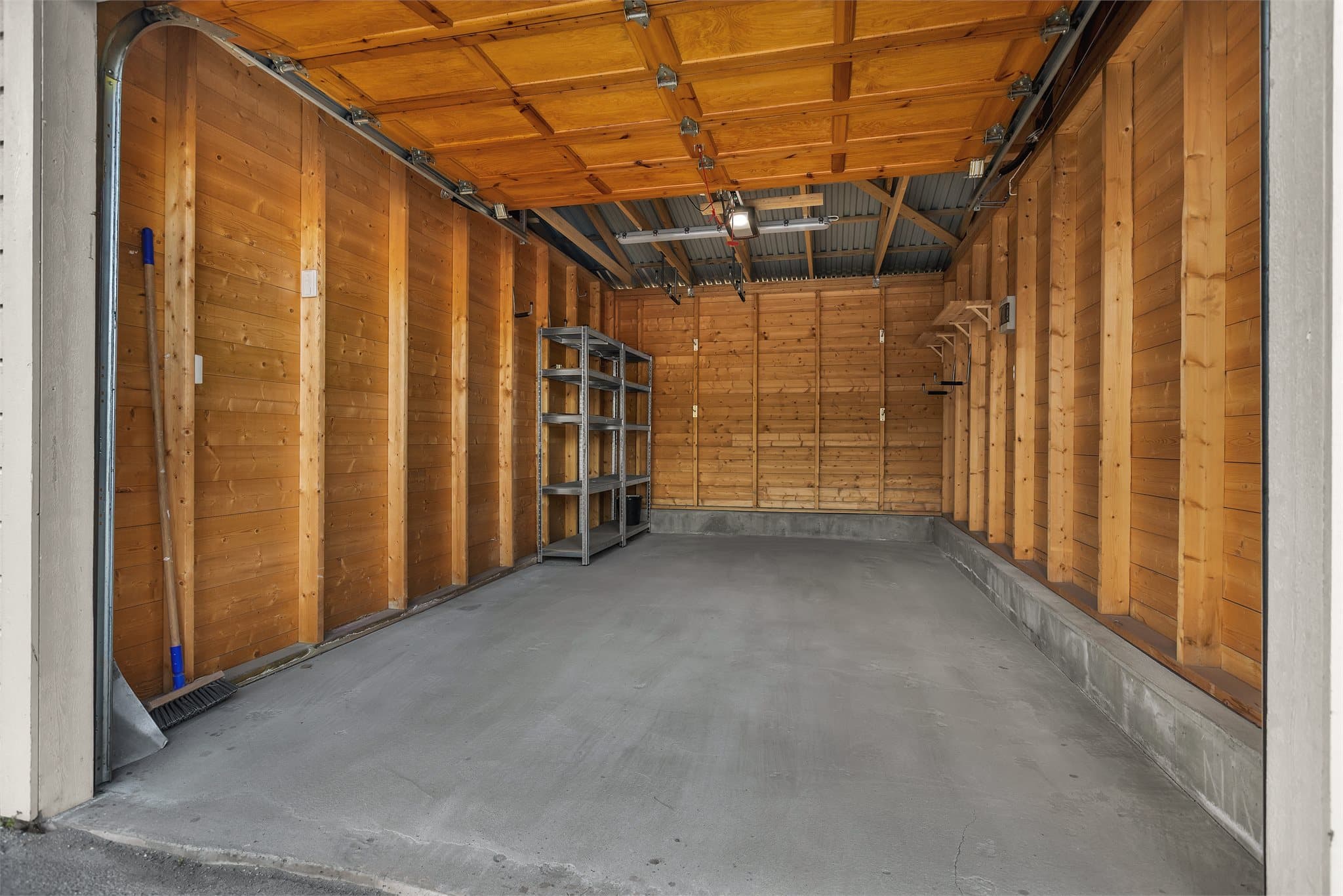 Garasjen på 16 m² har elektrisk portåpner og innlagt belysning.