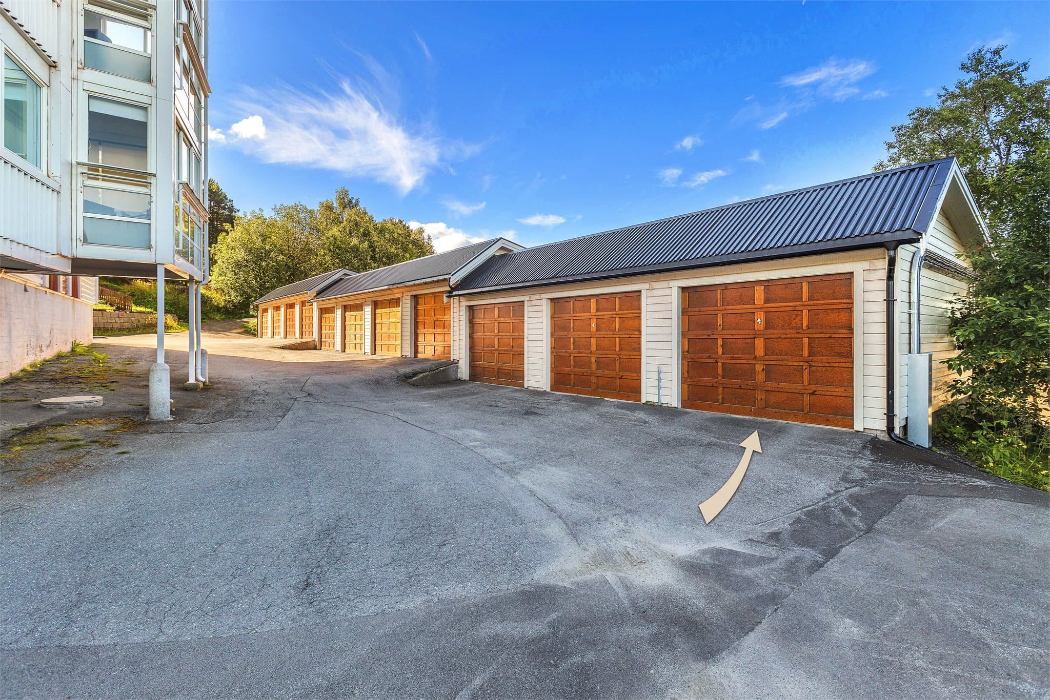 Leiligheten disponerer egen garasjeplass i felles, frittstående garasjerekke.