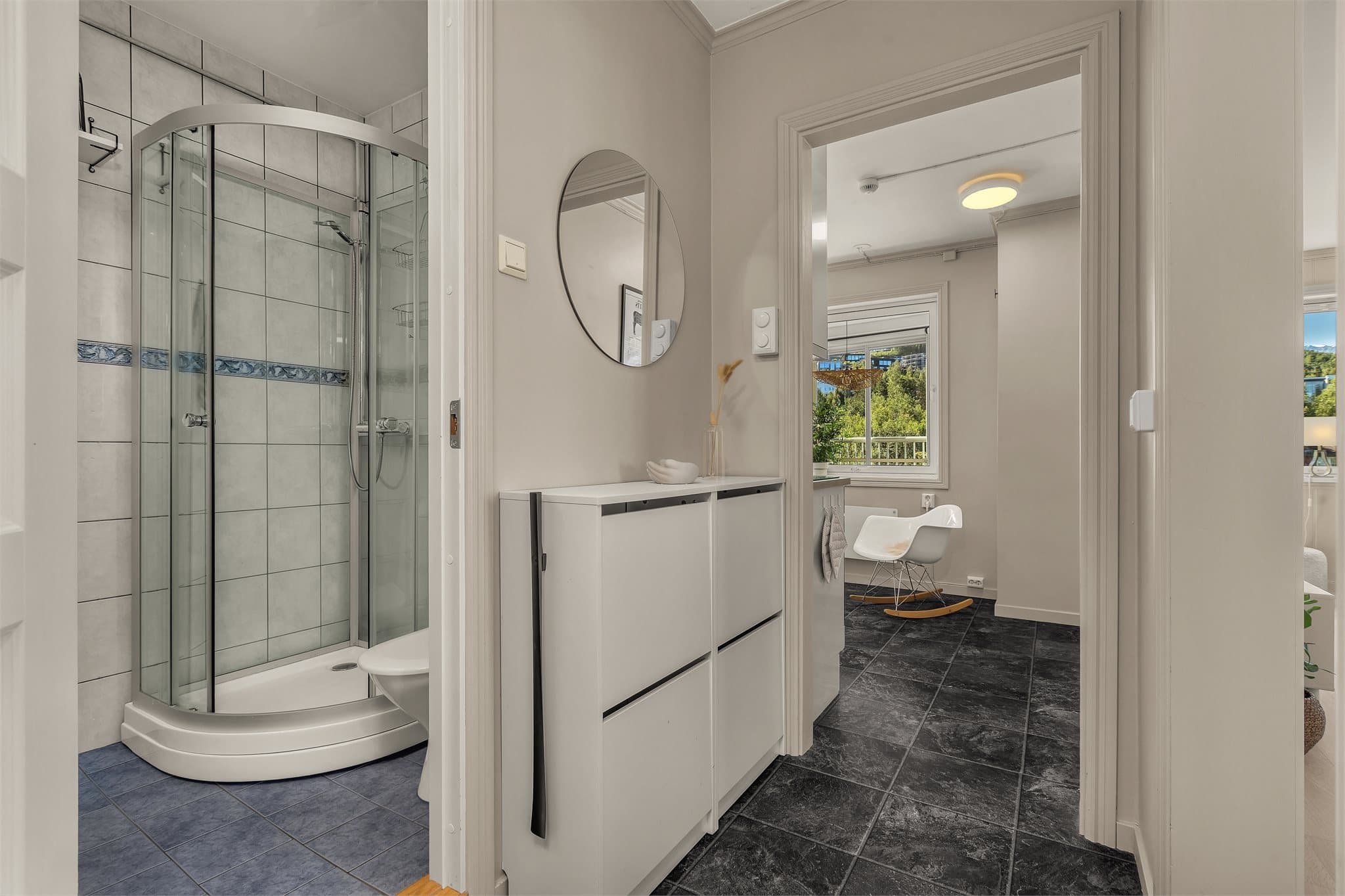 Badet ligger sentralt plassert i gangen.