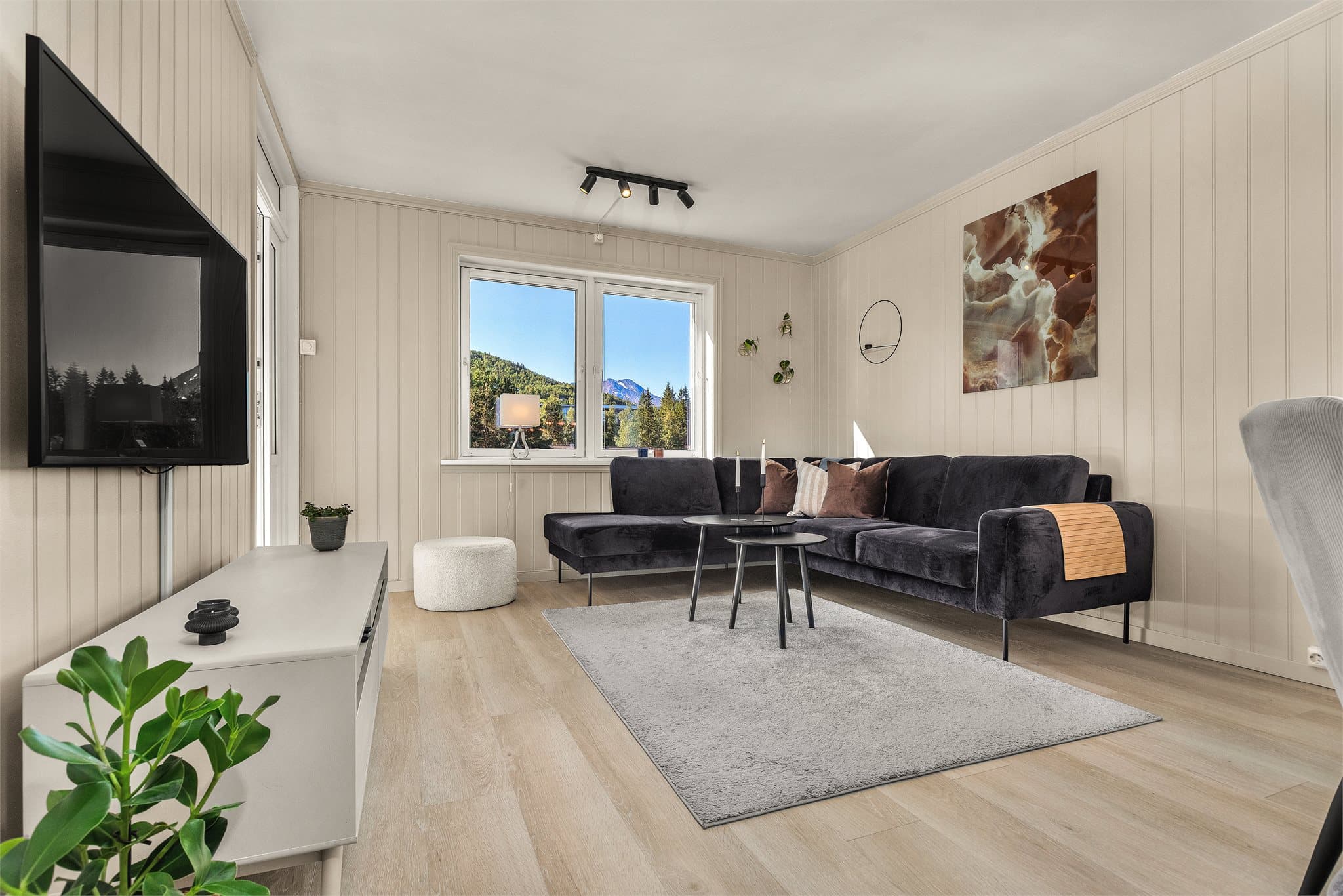 Stuen har klikkvinyl på gulvet og god plass til en romslig sofagruppe.