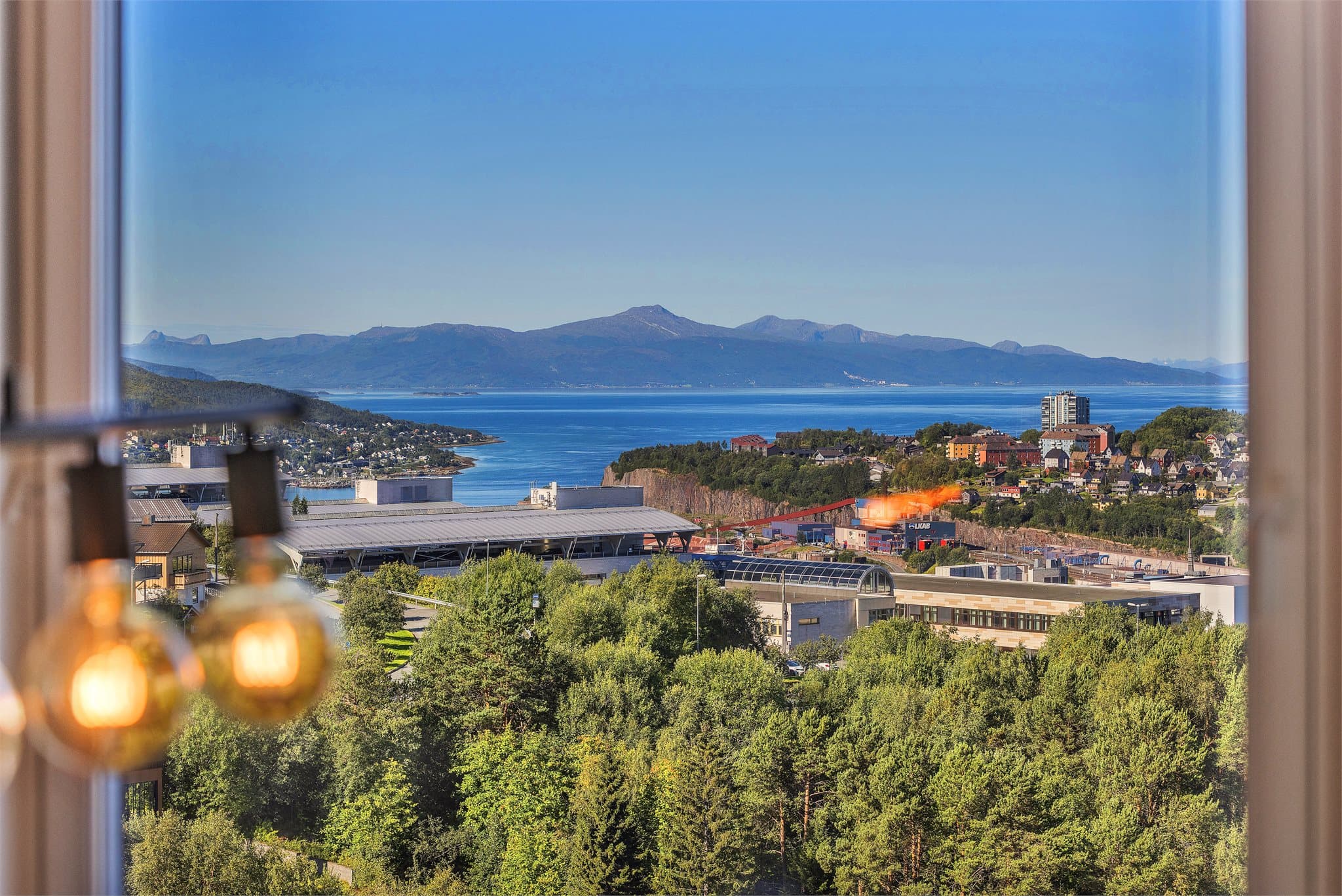 Utsikt mot byen, Ankenes, Ofotfjorden og fjellene i sør.