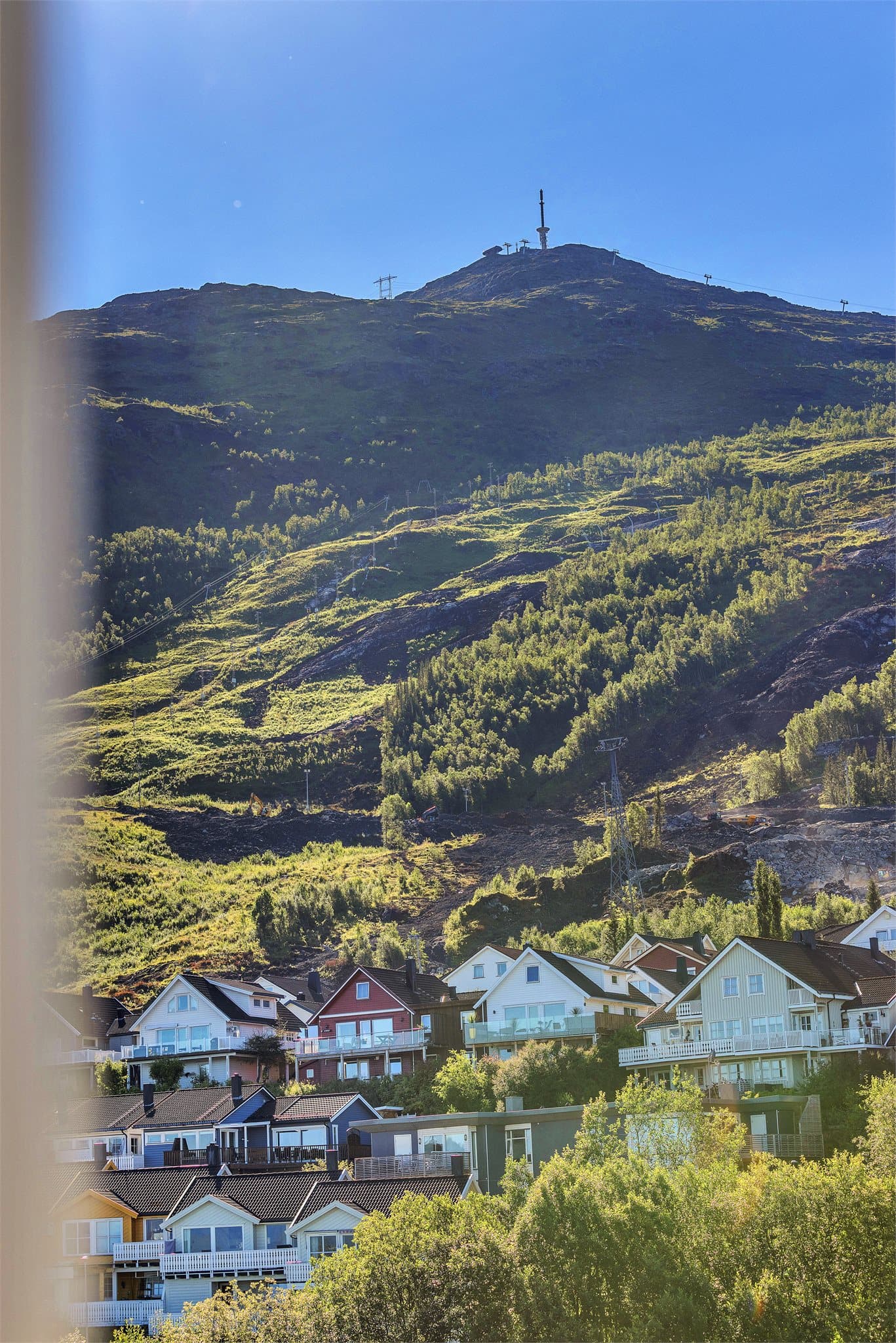 Utsikt mot toppen av Fagernesfjellet.