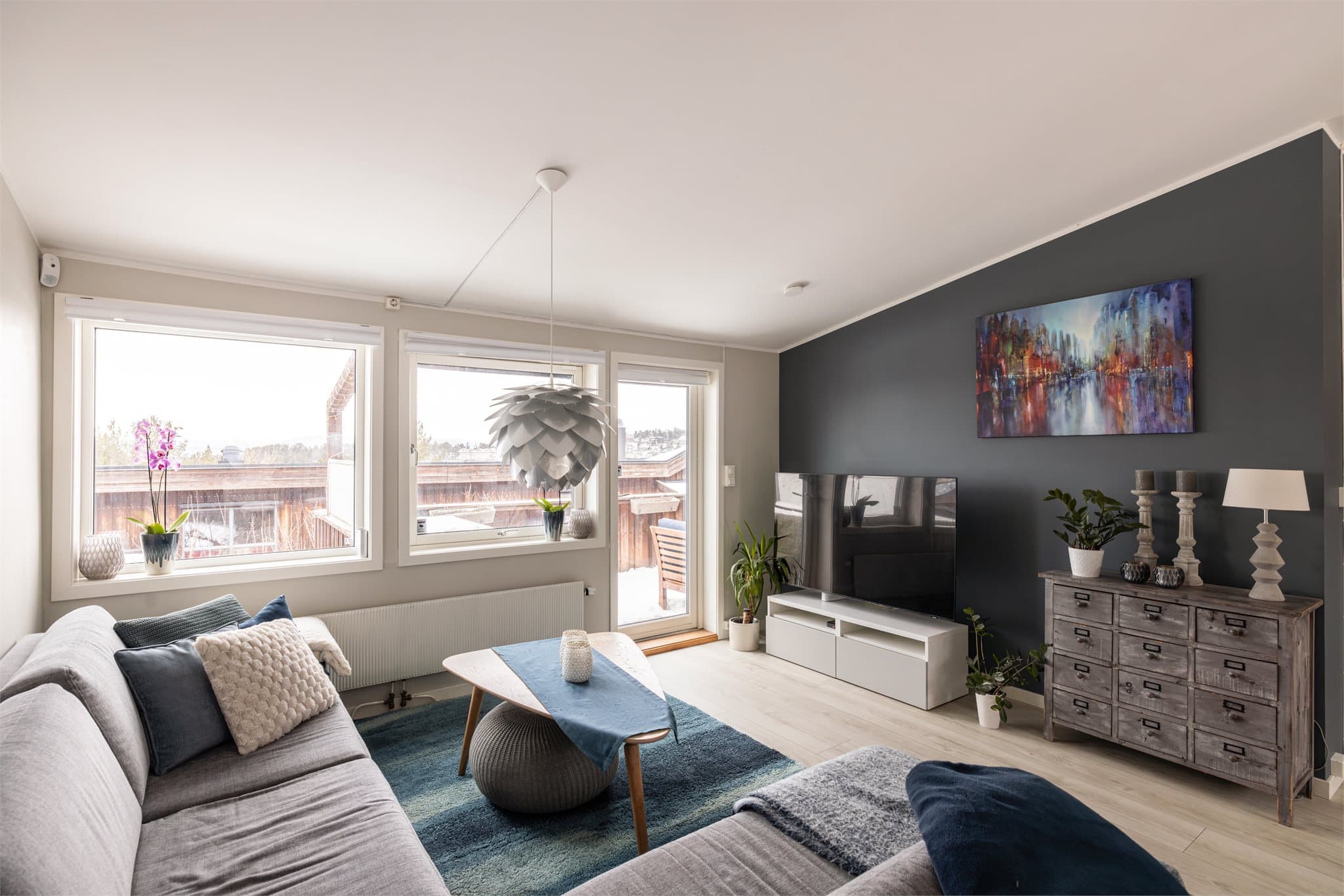 Stuen er et sentralt samlingspunkt med direkte utgang til den nordvestvendte balkongen.