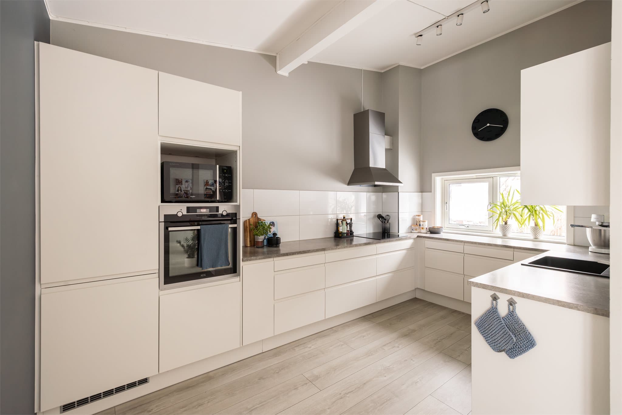 Lekkert kjøkken fra 2018 med en stilren innredning med integrerte hvitevarer.