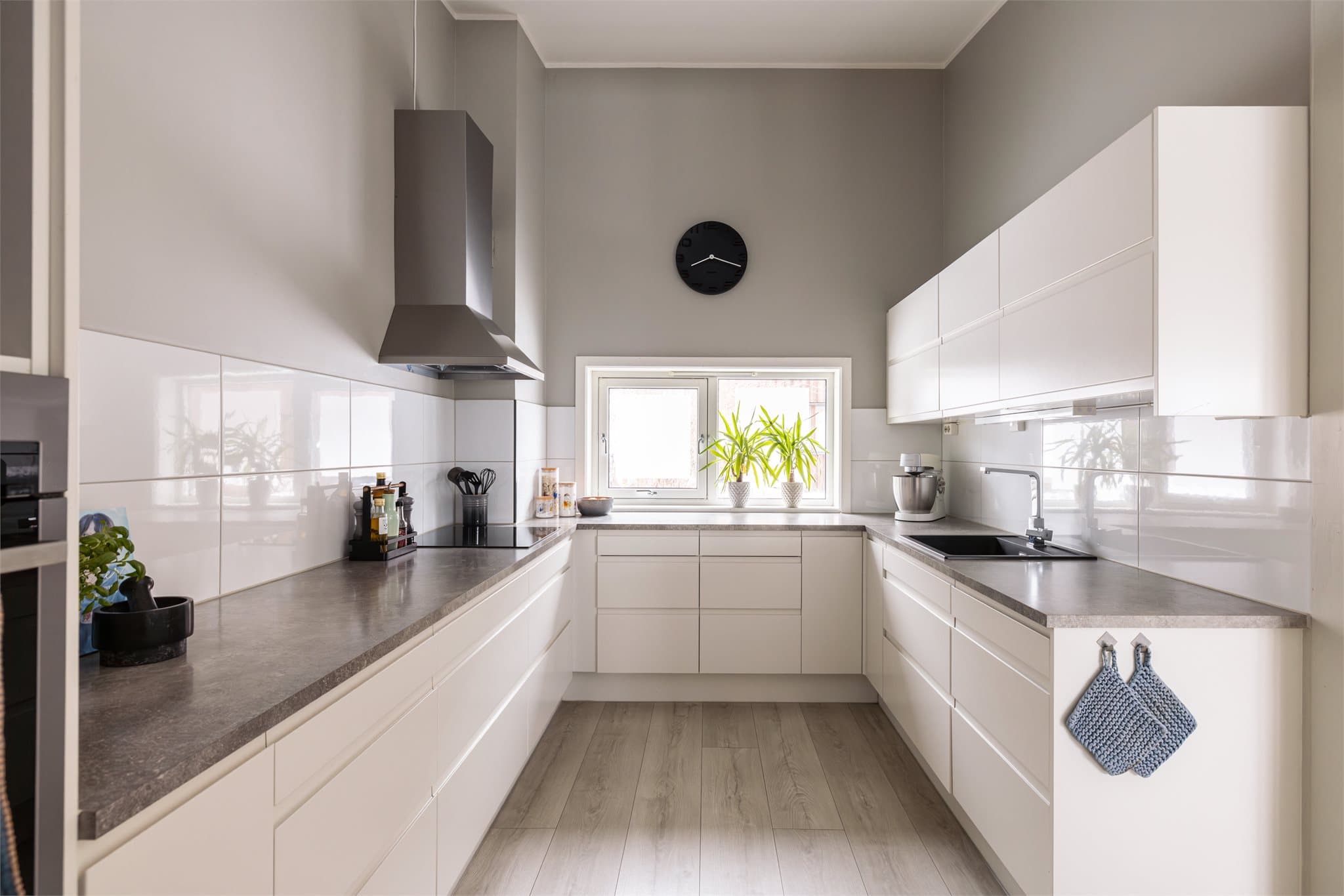 Kjøkkenets U-form gir gode arbeidsflater. Nedfelt komposittkum og en ventilatorhette fra Røroshetta.