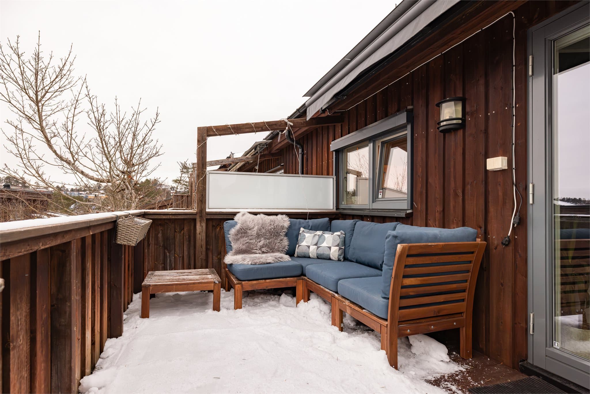 Den nordvestvendte balkongen på 10 m² har plass til en sittegruppe og er utstyrt med elektrisk markise.