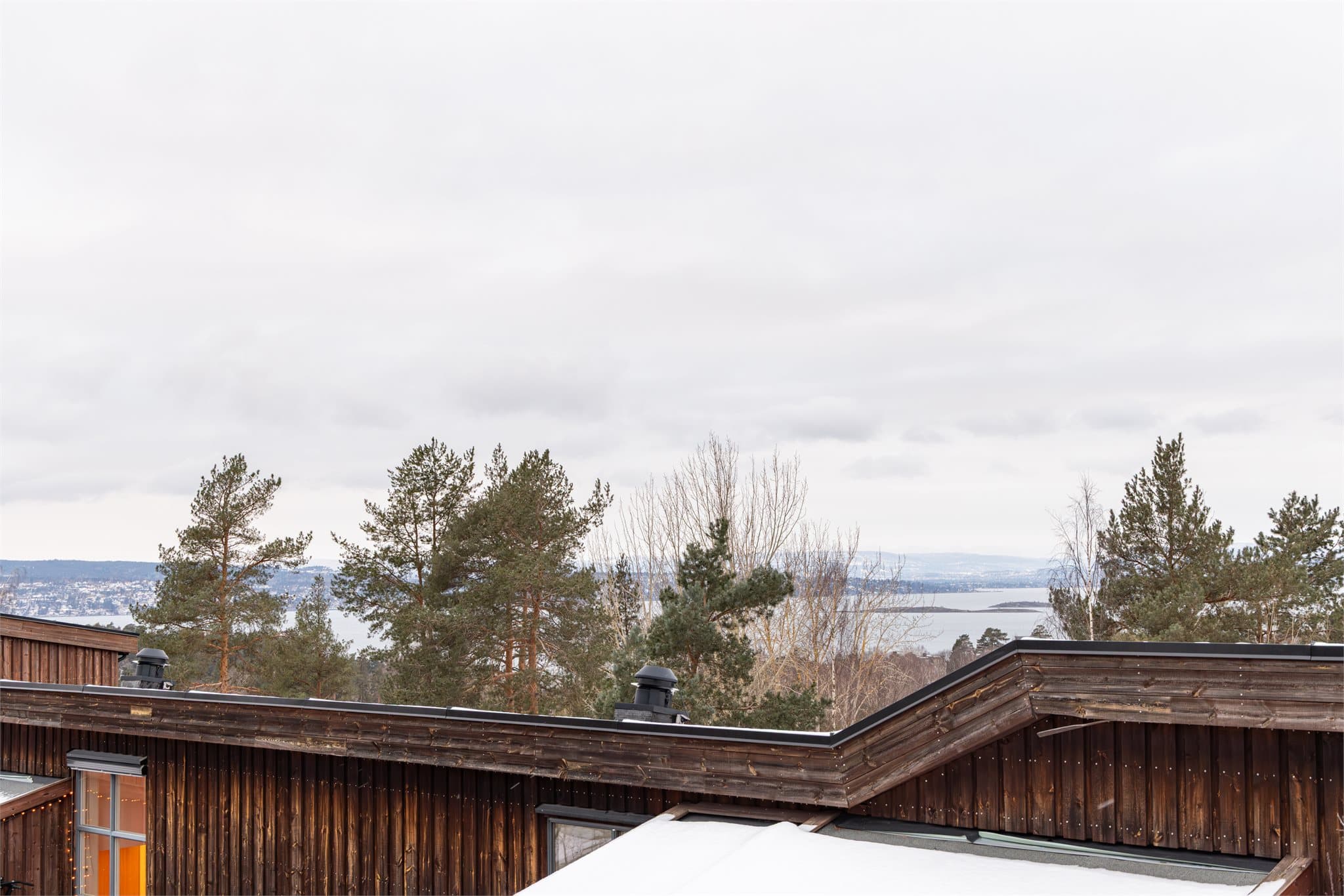 Fra balkongen er det en åpen og fin utsikt over nærområdet og mot fjorden.