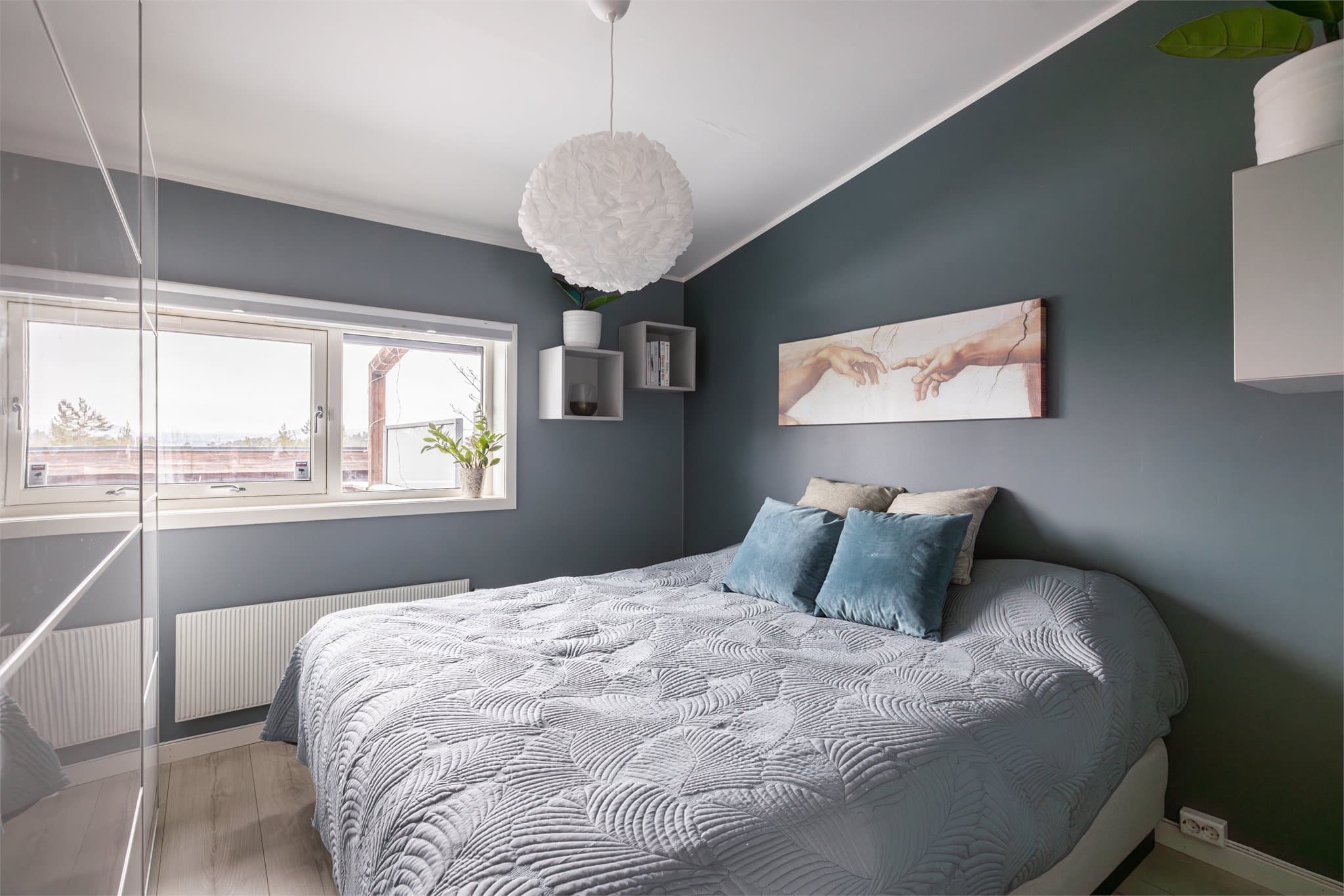 Romslig soverom med garderobeskap og plass til dobbeltseng samt nattbord.