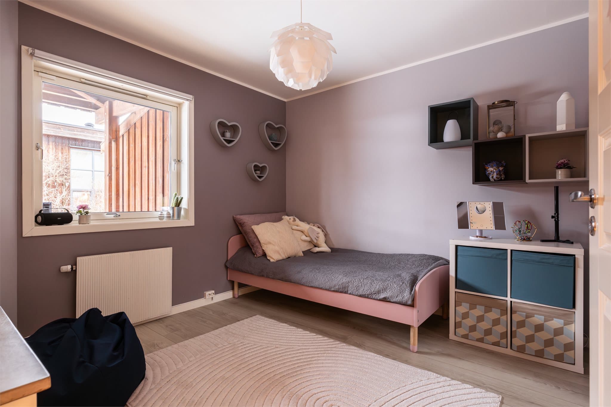 Det første soverommet i 1. etasje har god plass til seng og oppbevaringsmøbler.