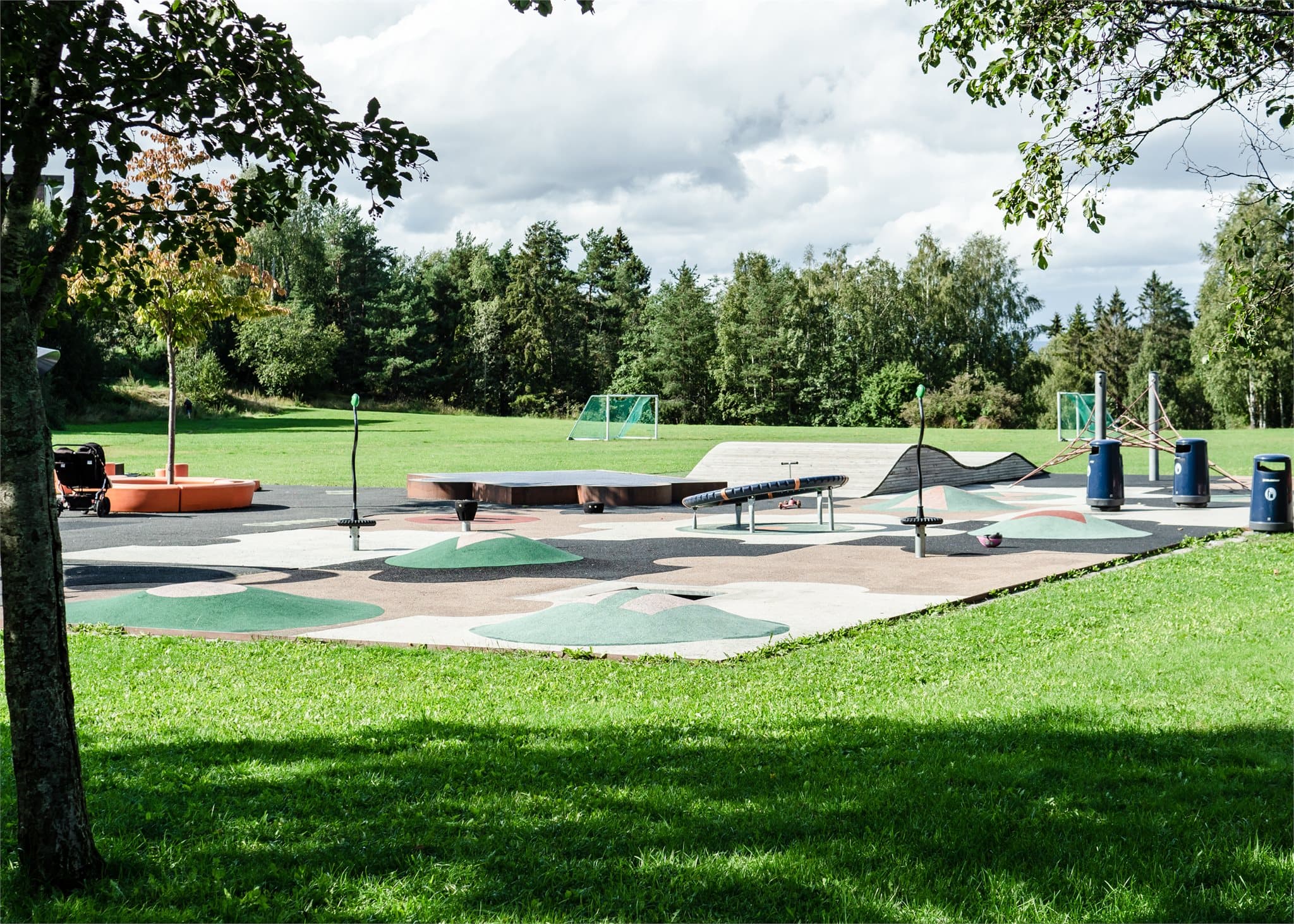 I nærområdet finnes det flotte lekeplasser og grøntområder, som Ravnåsen ballplass.