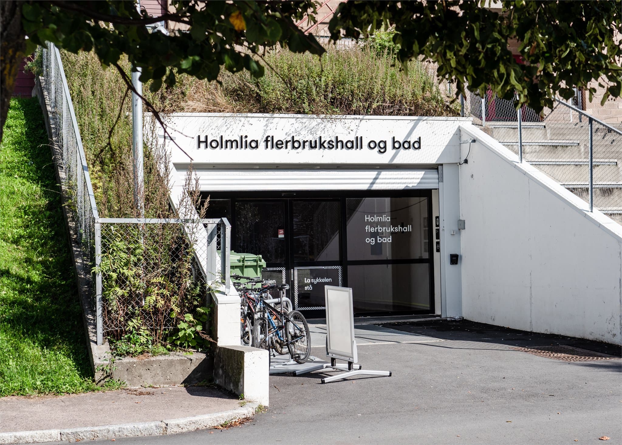 Holmlia flerbrukshall og bad ligger i nærheten, med tilbud for hele familien.