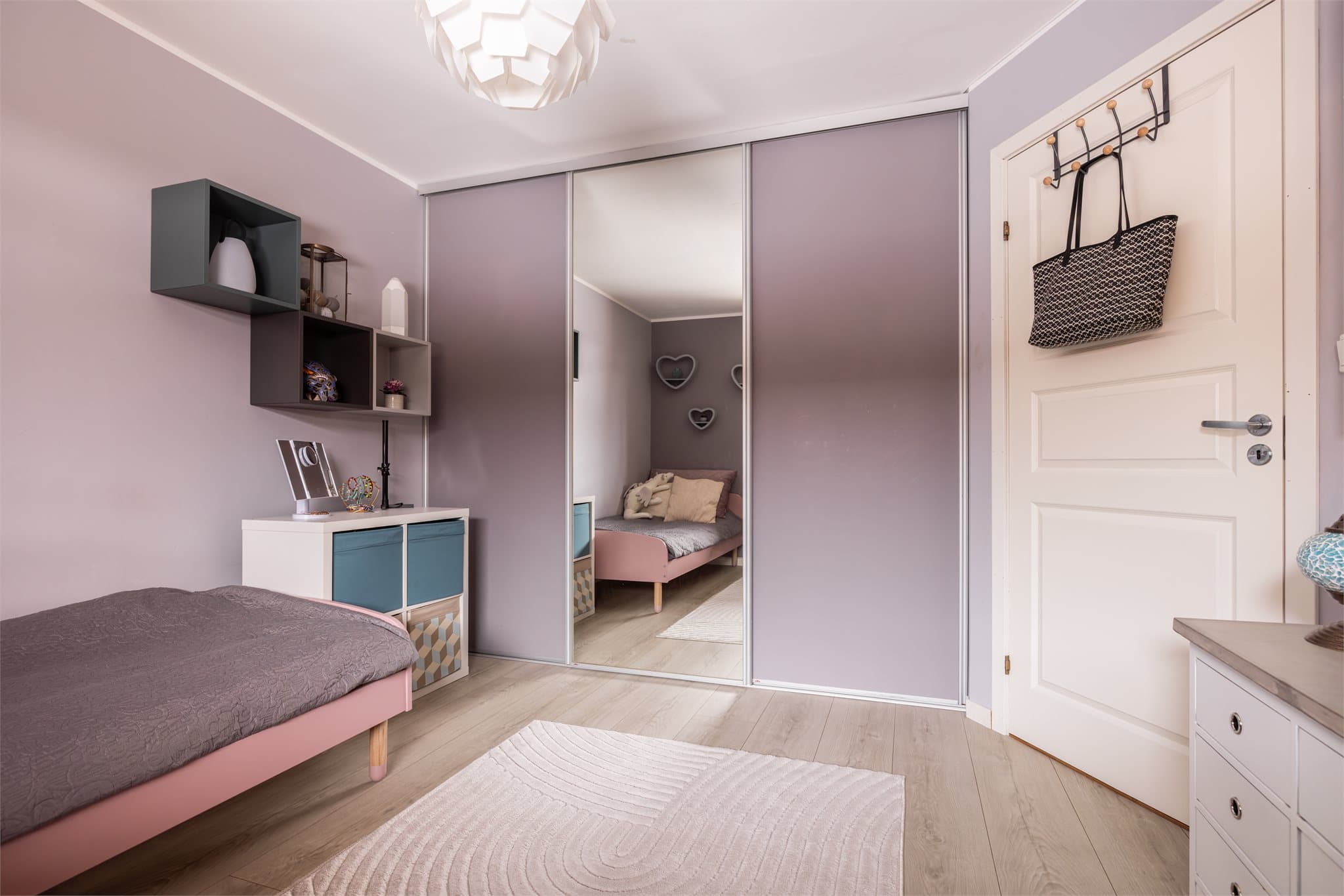 En romslig skyvedørsgarderobe gir rikelig med lagringsplass.