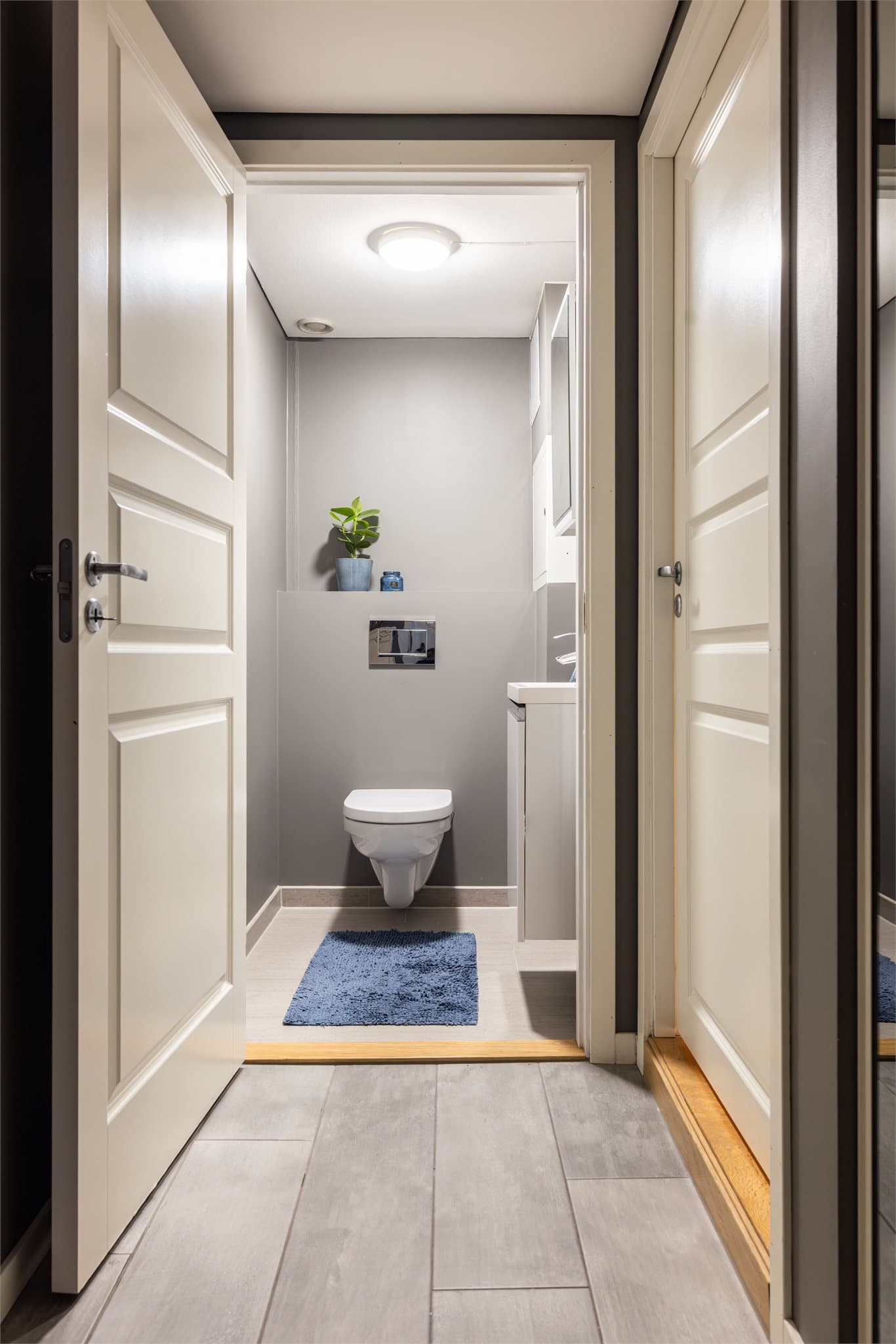 I tilknytning til gangen finnes et separat toalettrom, også pusset opp i 2018.