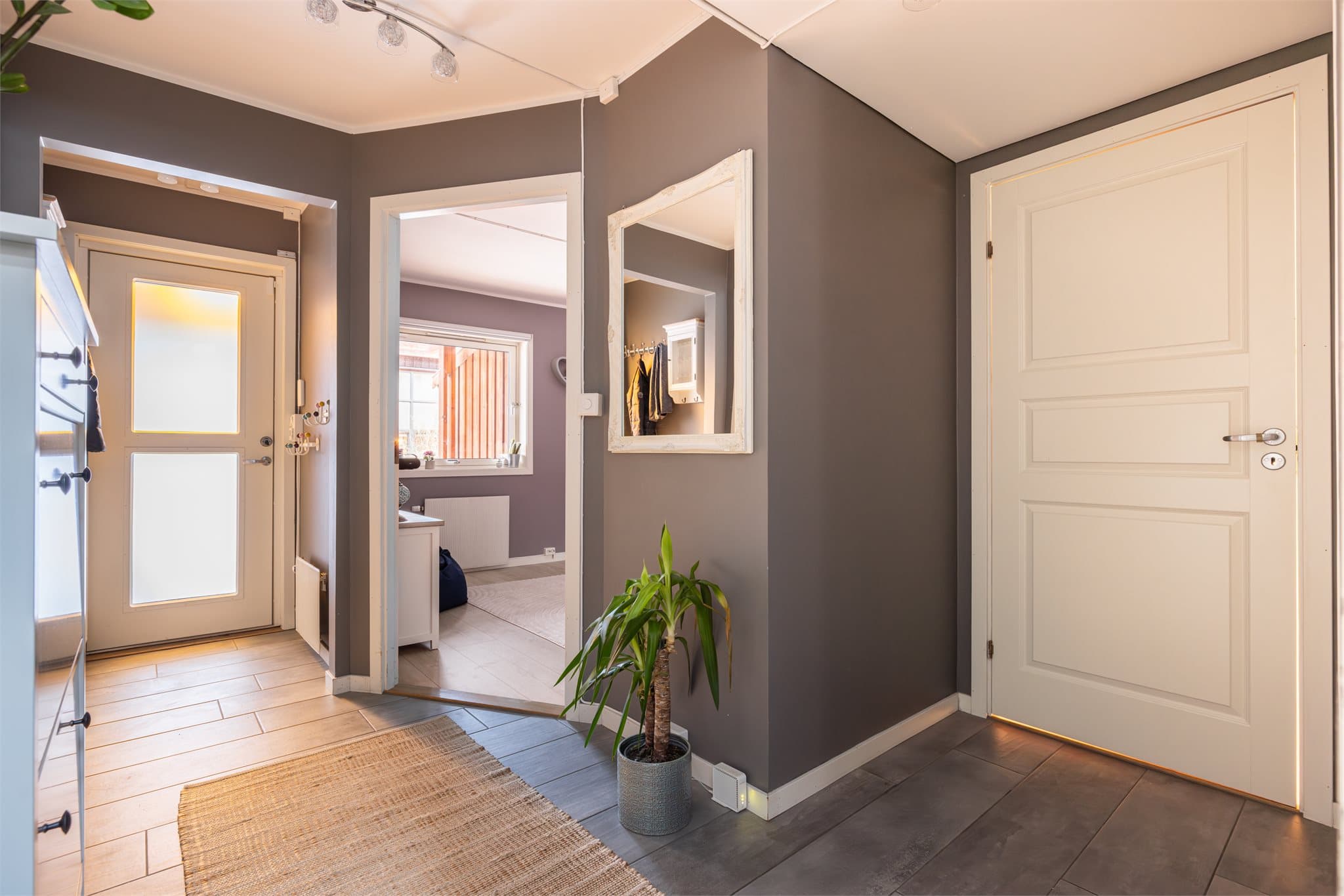 Du kommer inn i en lys, romslig entré med behagelig gulvvarme.