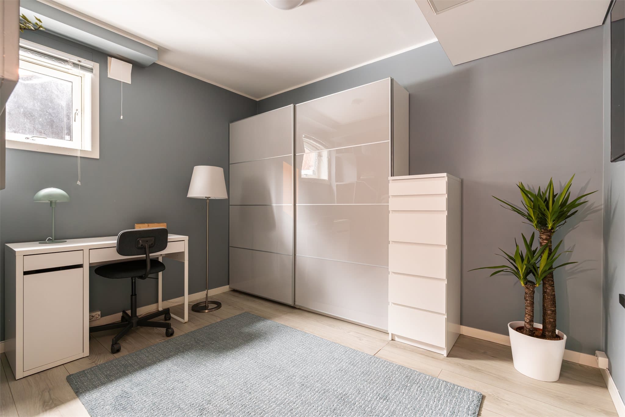 Et praktisk rom som brukes som kontor gir en ideell arbeidsplass for hjemmearbeid.