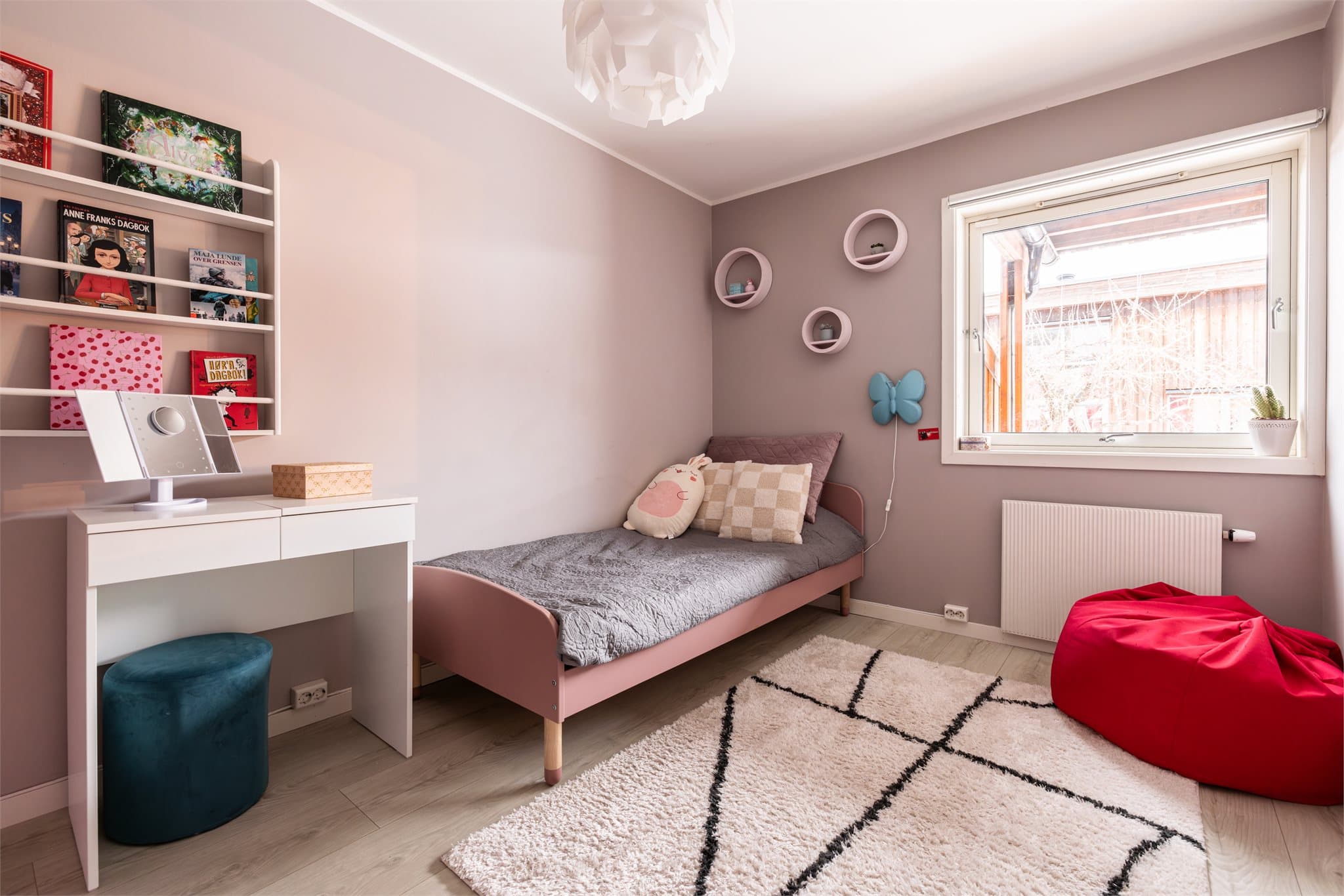 Det andre rommet har laminatgulv og malte overflater, klart for personlig preg.